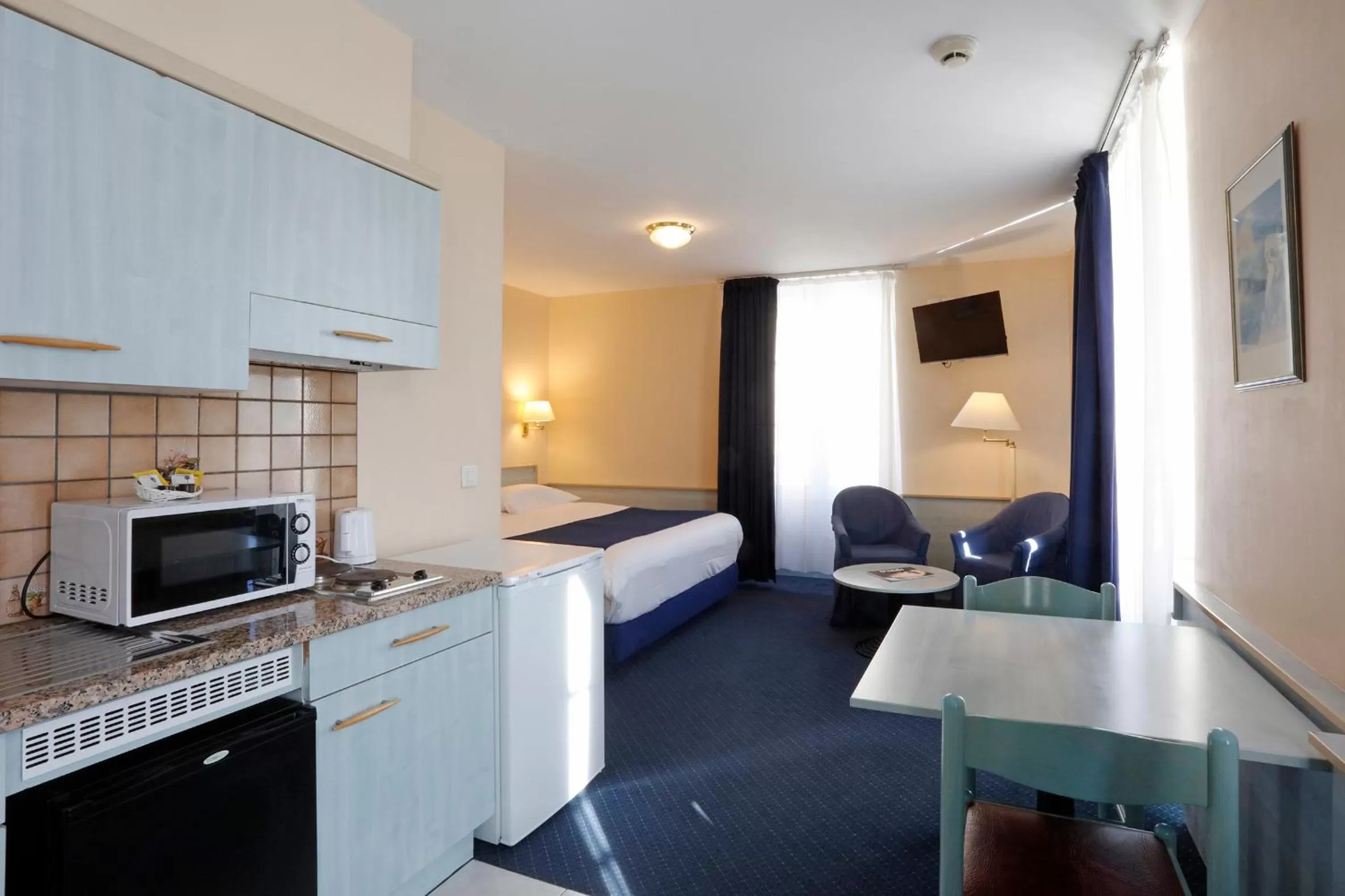 Kitchen or kitchenette, Bed in Hotel Montbrillant