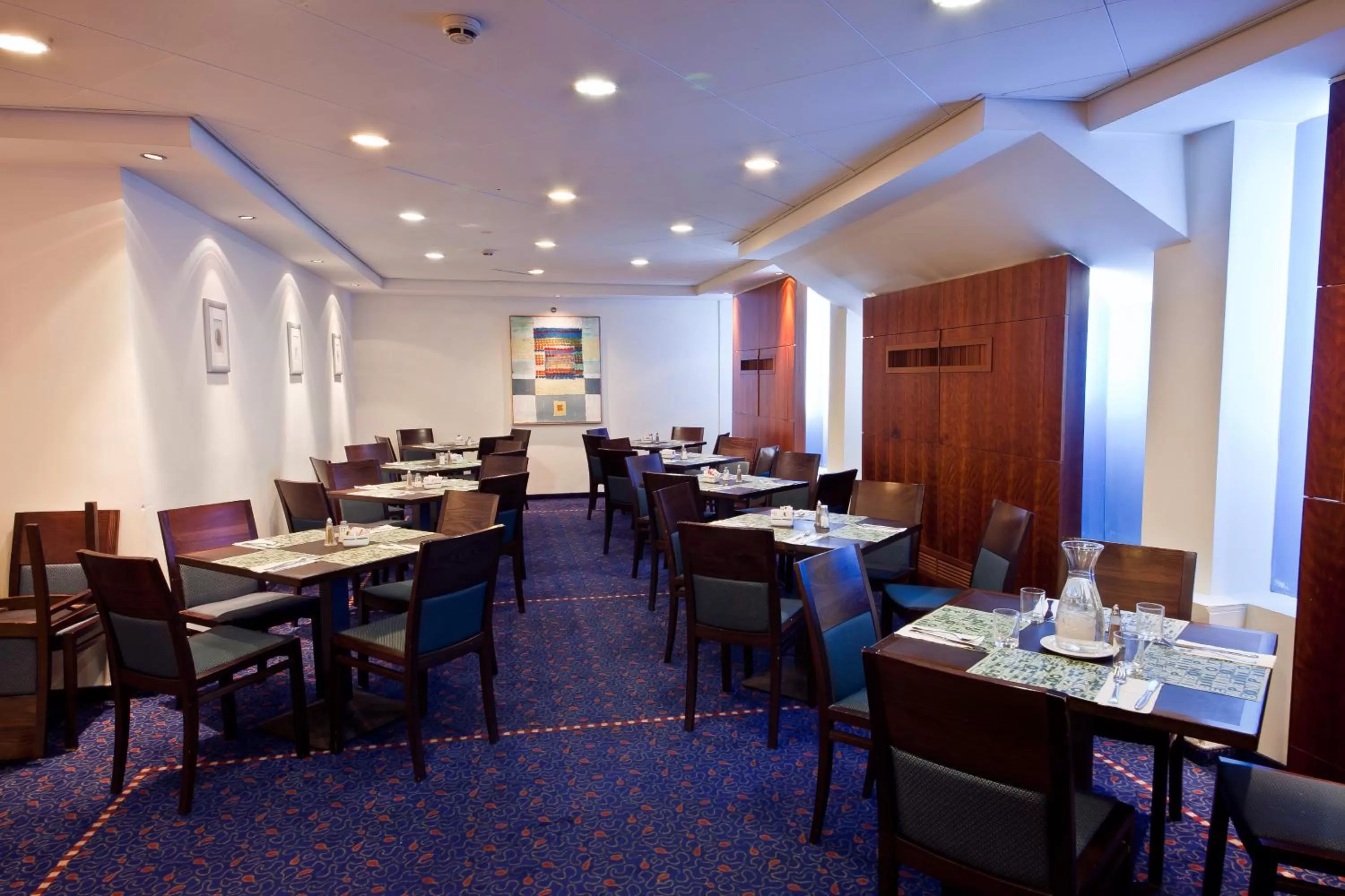 Restaurant/places to eat in SeaNet Hotel By AFI Hotels