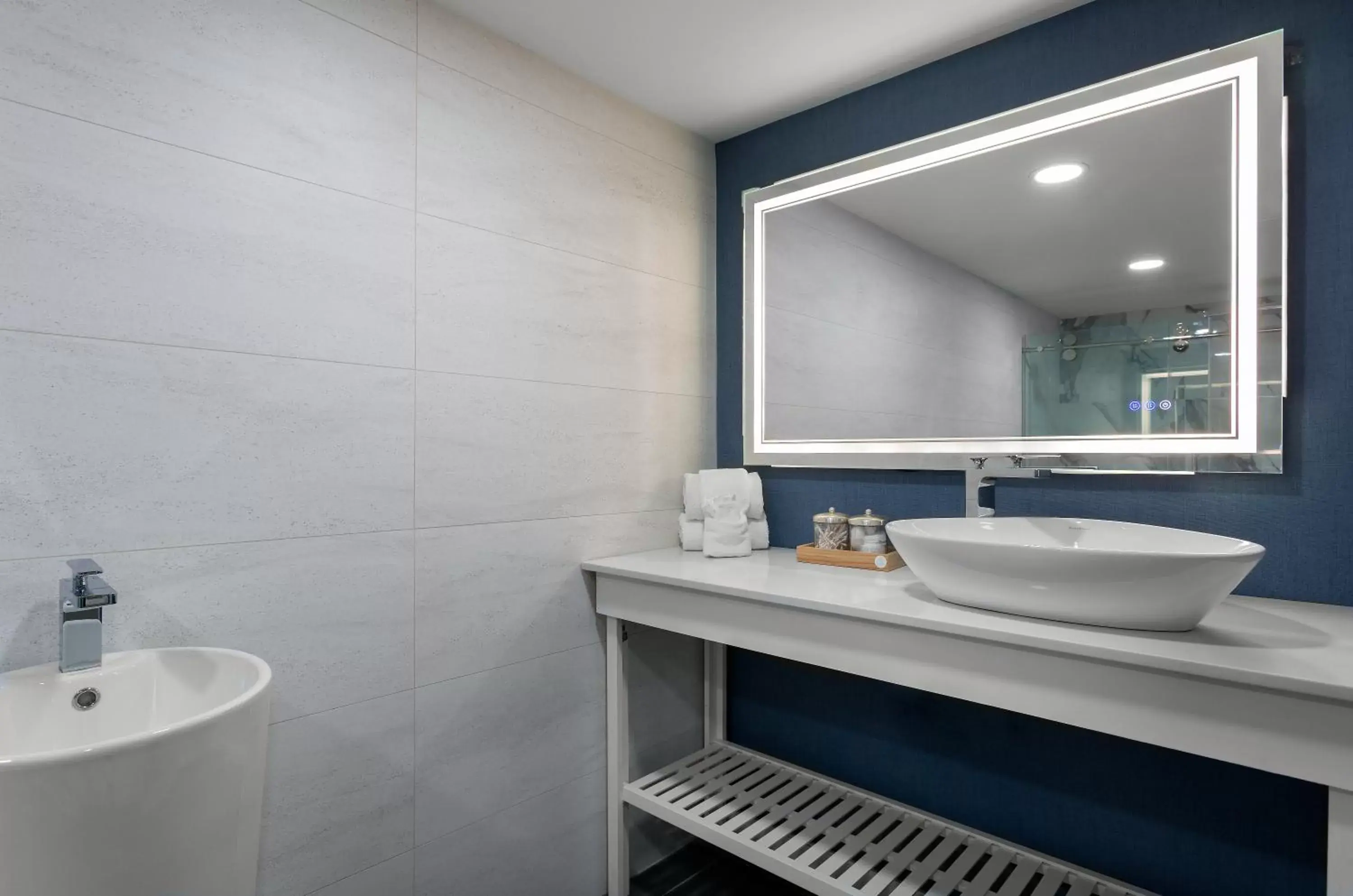 One-Bedroom Suite in Crown Reef Beach Resort and Waterpark One-Bedroom Suite in Crown Reef Beach Resort and Waterpark