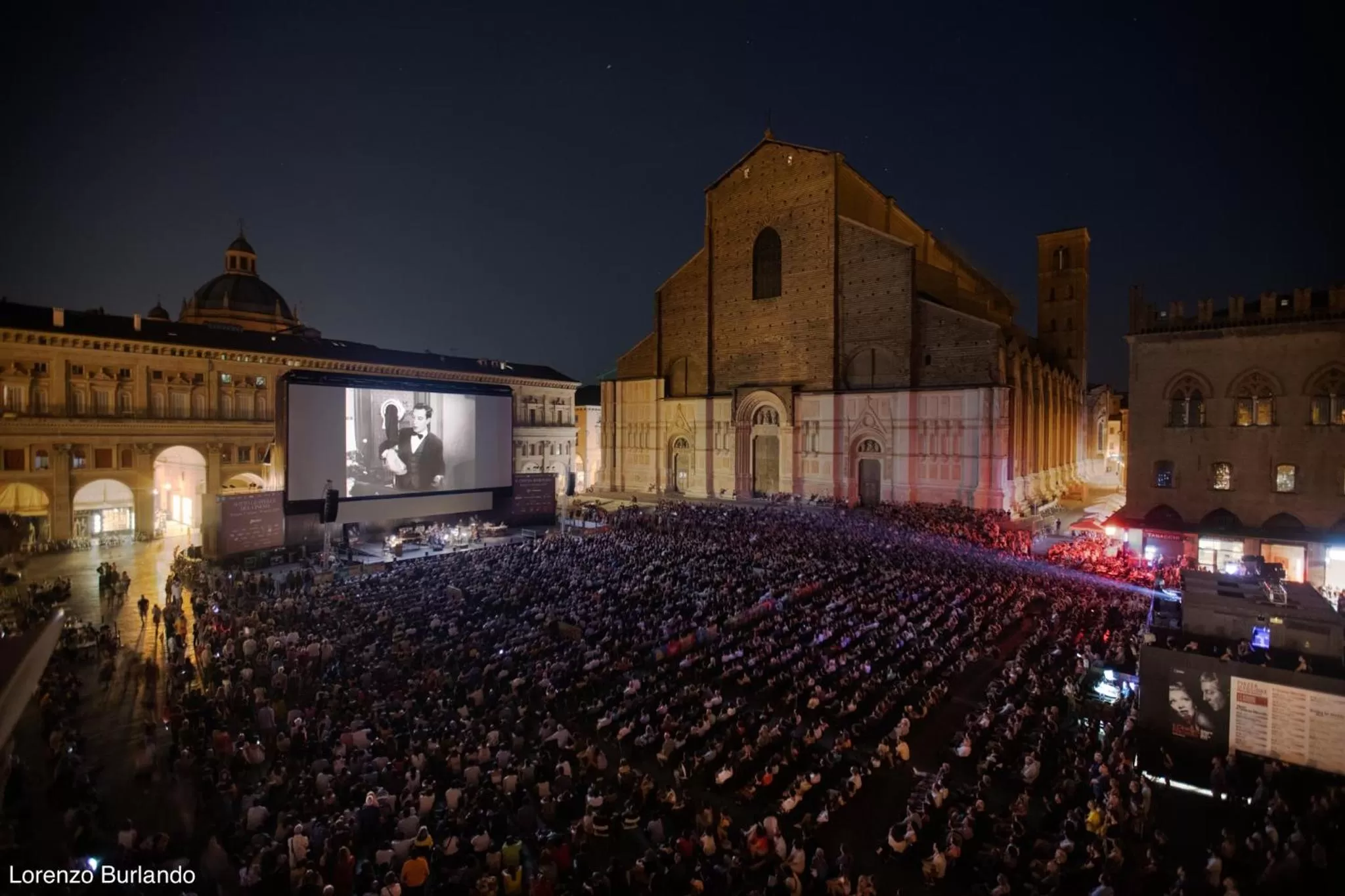 Nearby landmark in Gran Suite Piazza Maggiore - T&T communications
