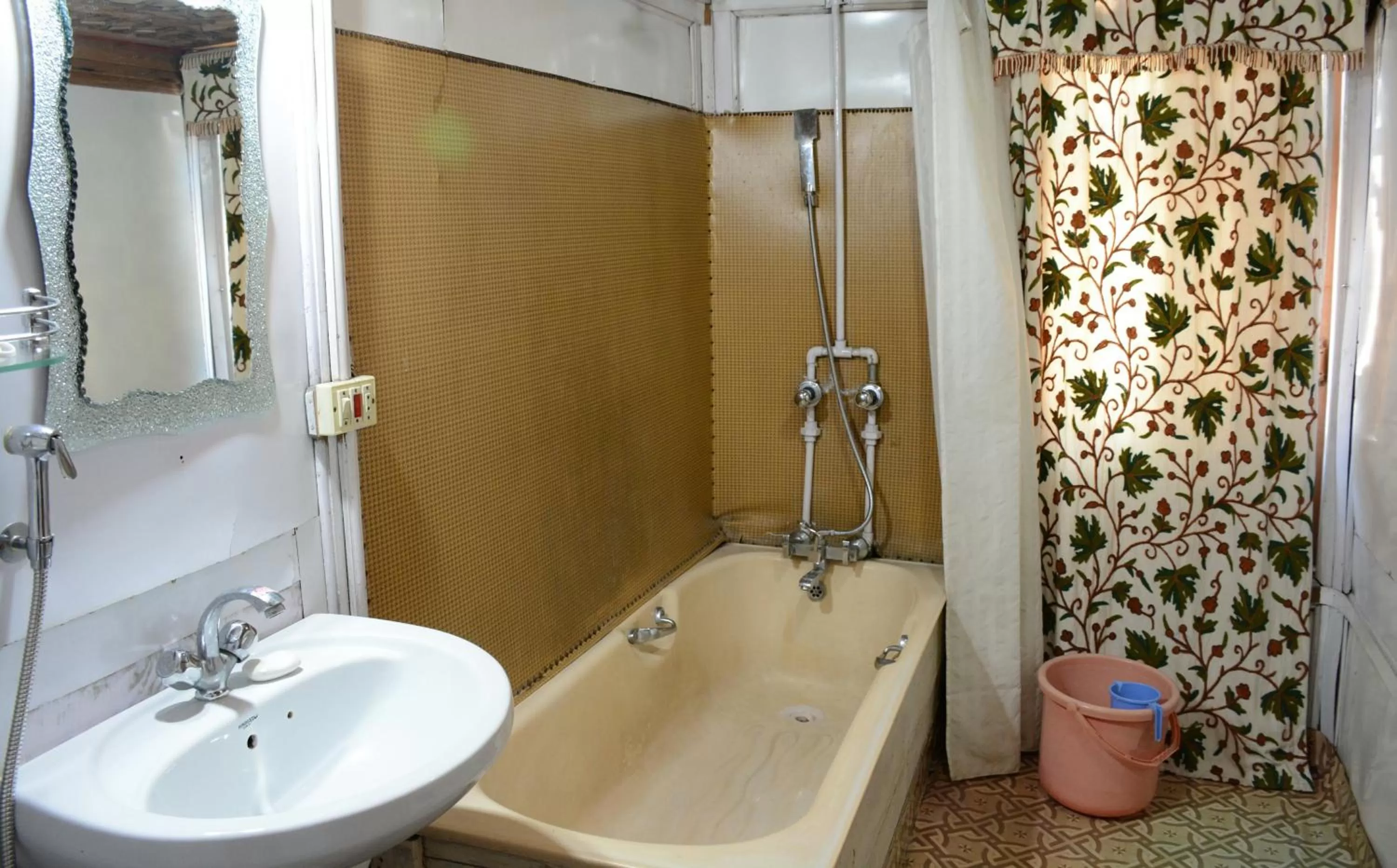 Bathroom in Houseboat Zaindari Palace