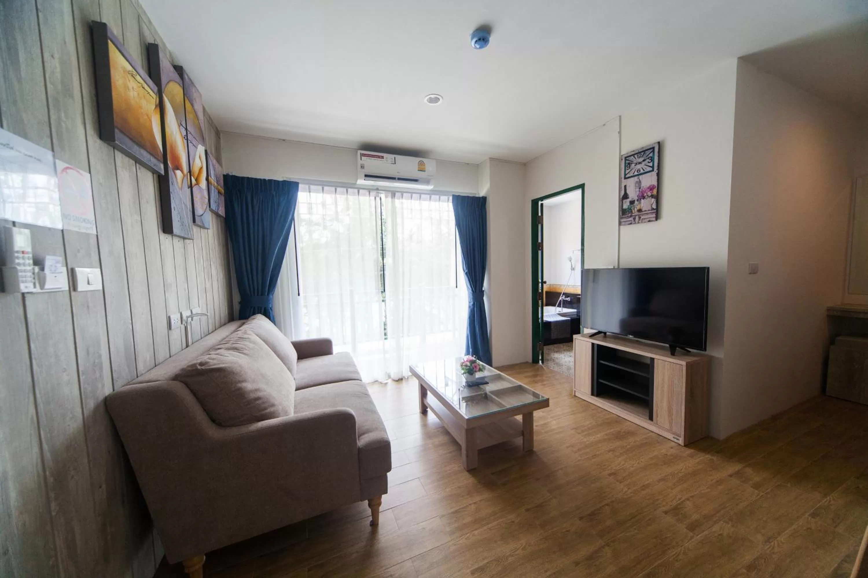 Living room in Anchan Laguna Hotel โรงแรมอัญชันลากูน่า