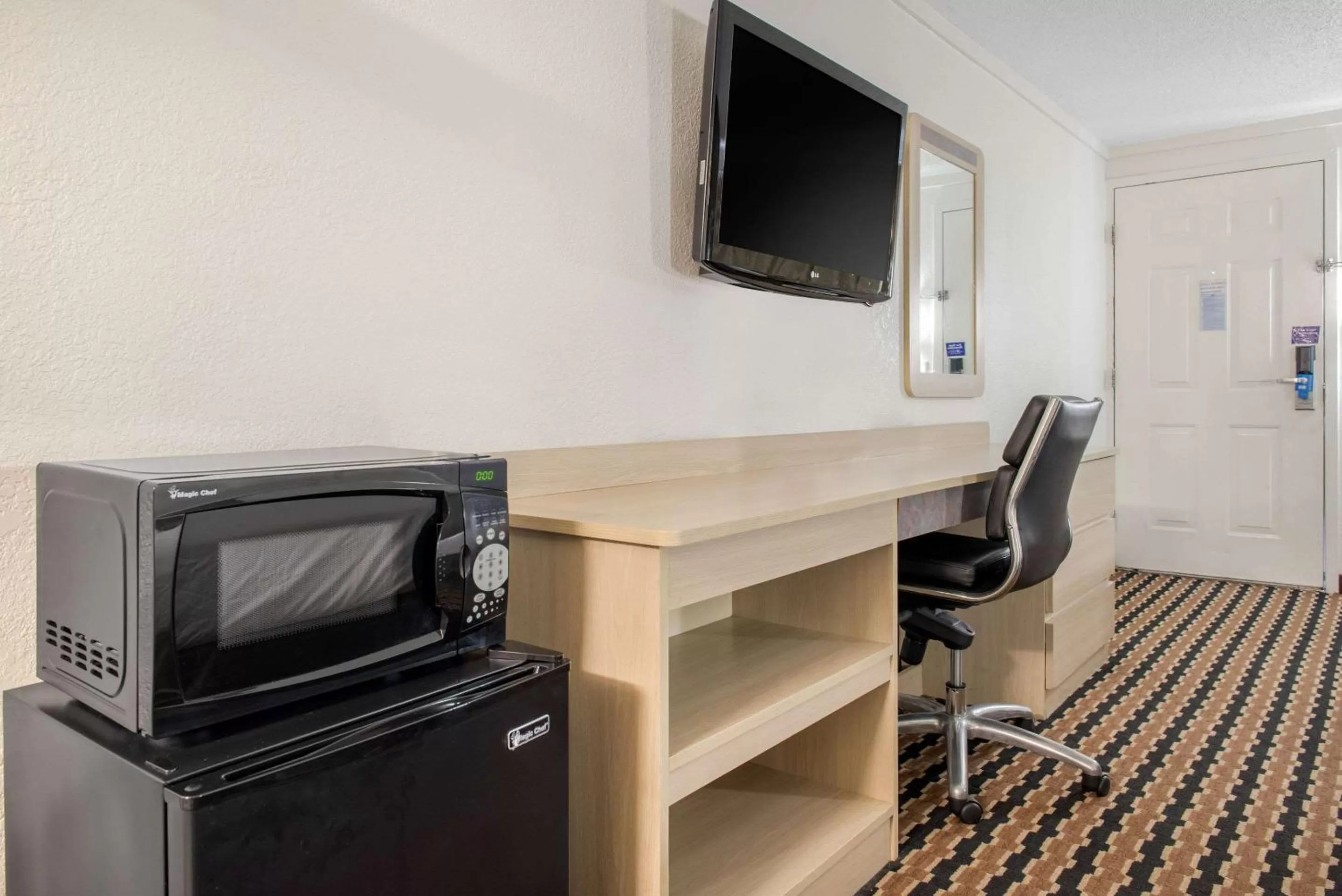 Photo of the whole room in Rodeway Inn Sharonville - Cincinnati North