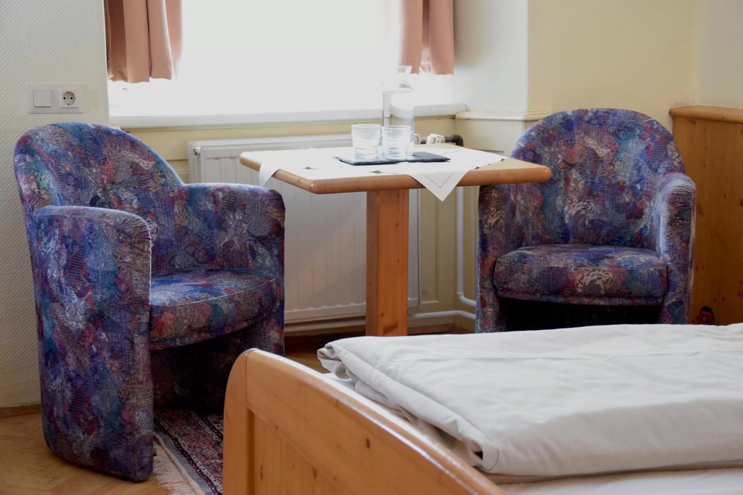 Seating area, Bed in Rathskeller Weitra