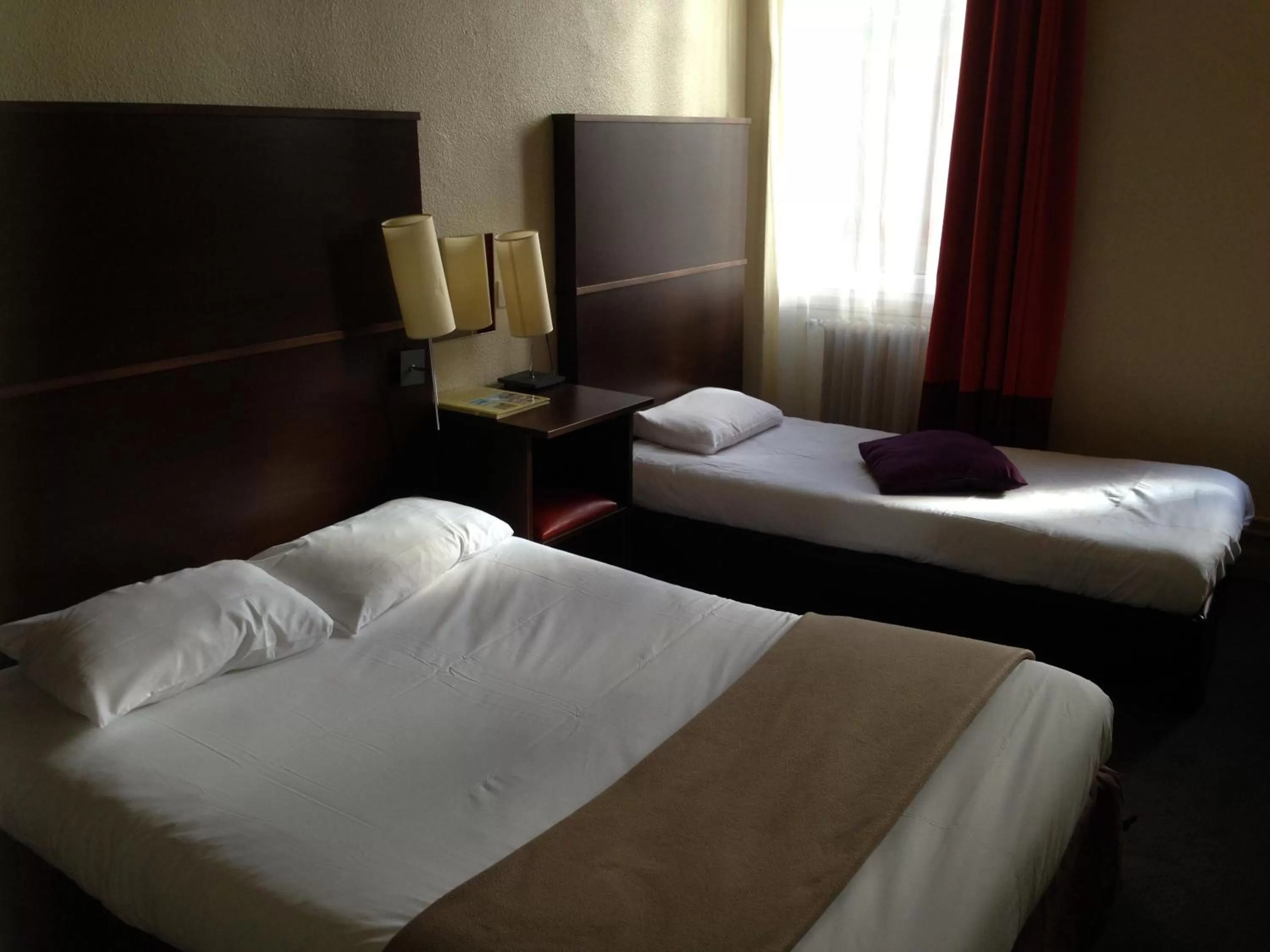 Photo of the whole room, Bed in Hôtel des Ambassadeurs