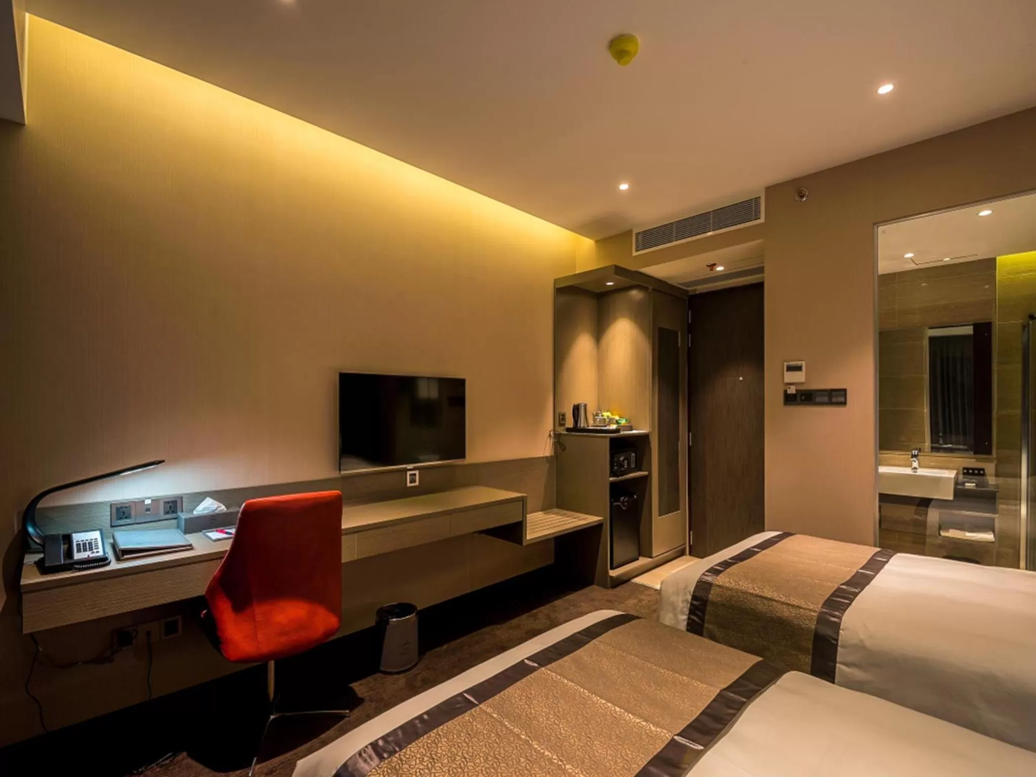 TV and multimedia, Bed in Best Western Plus Maple Leaf