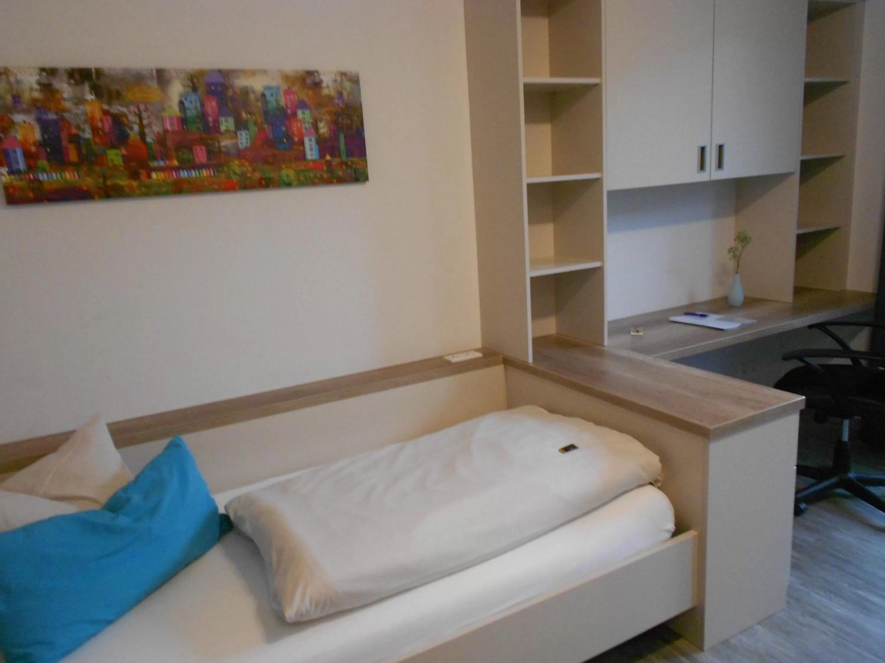 Photo of the whole room, Bed in Hotel M24 - Alle Zimmer mit Küchenzeile