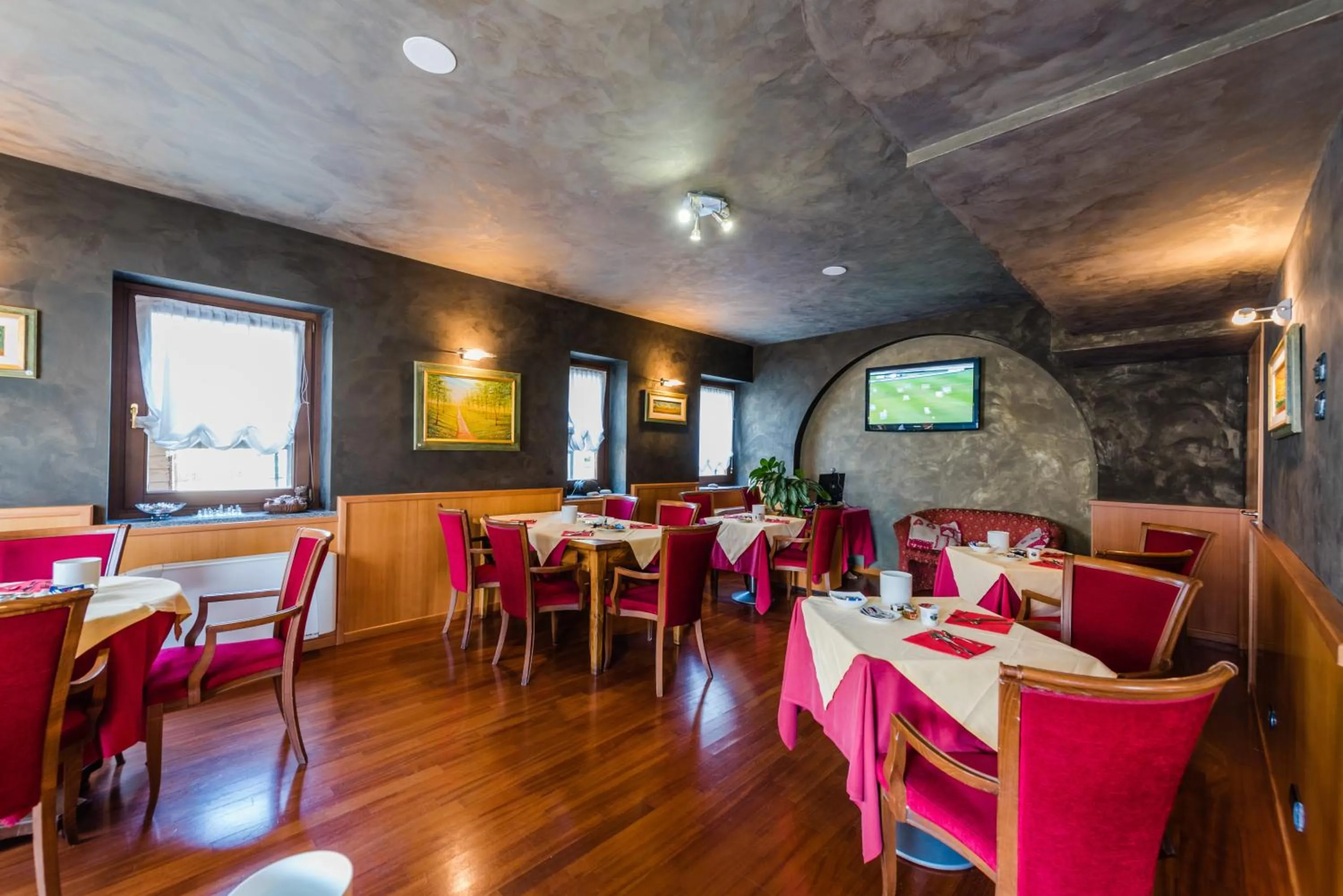 Communal lounge/ TV room in Hotel Au Soleil