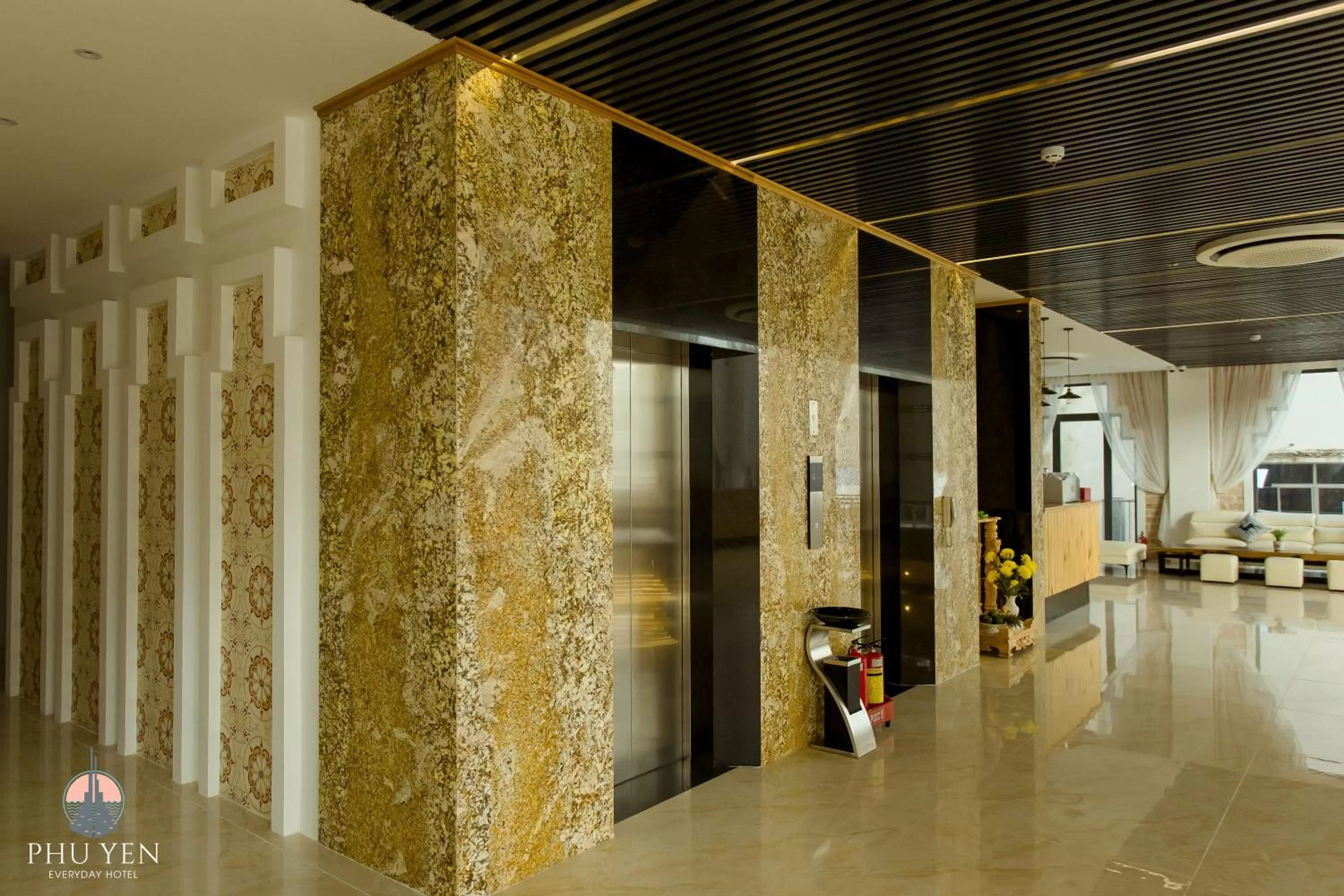 elevator in PHÚ YÊN EVERYDAY HOTEL