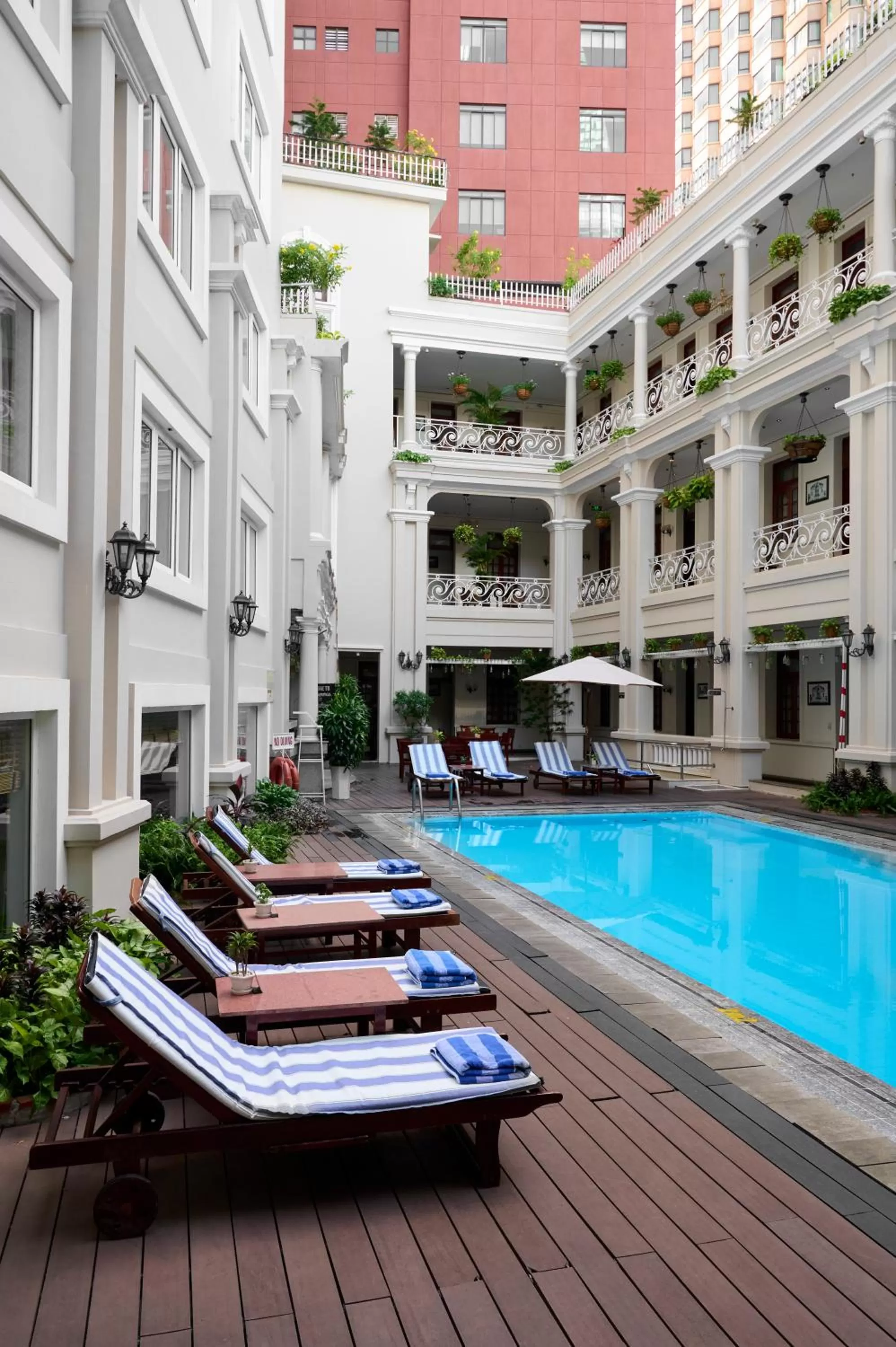 Swimming pool in Hotel Grand Saigon