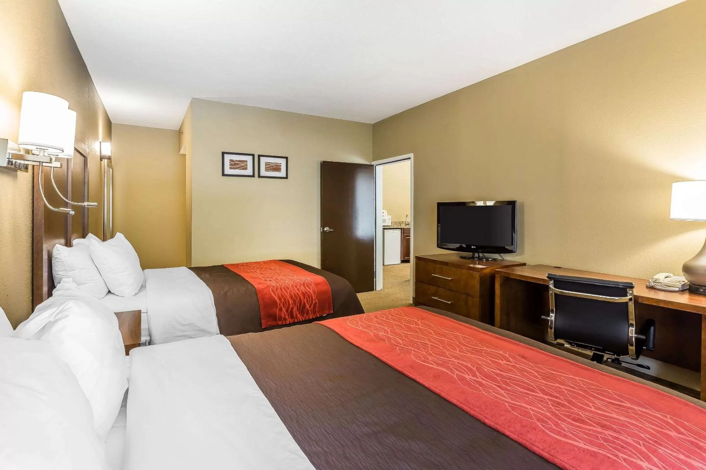 Photo of the whole room, Bed in Comfort Inn & Suites Dalton West