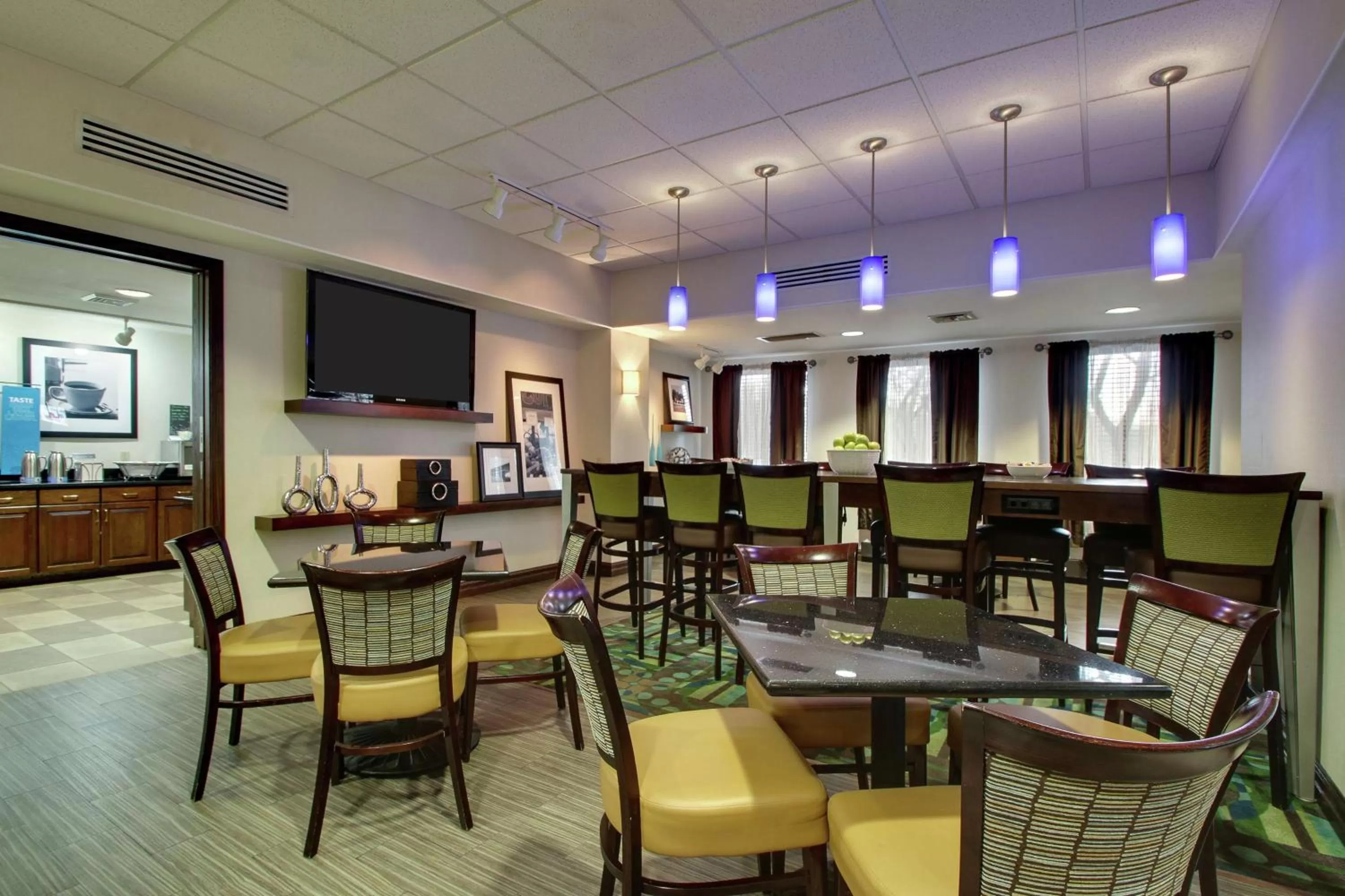 Dining area in Hampton Inn DuBois