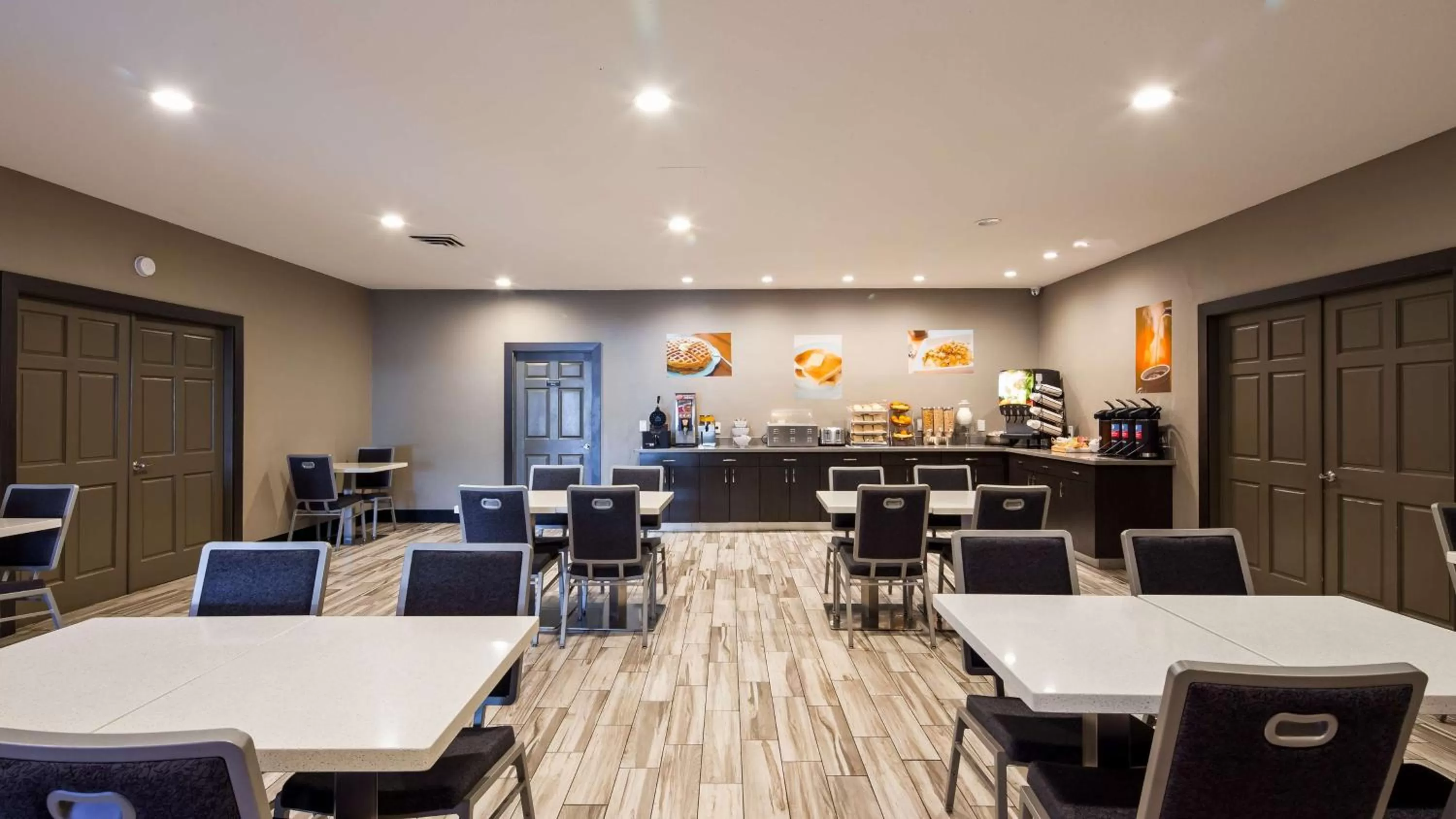 Restaurant/places to eat in SureStay Plus Hotel by Best Western Point Richmond