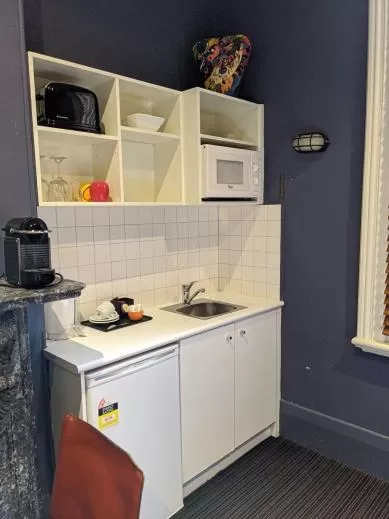 Kitchen or kitchenette in Tolarno Hotel