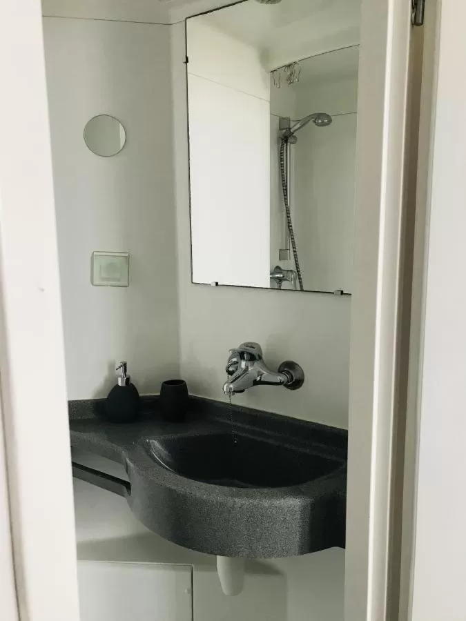 Shower in Hôtel Restaurant L'Atelier des Cousins