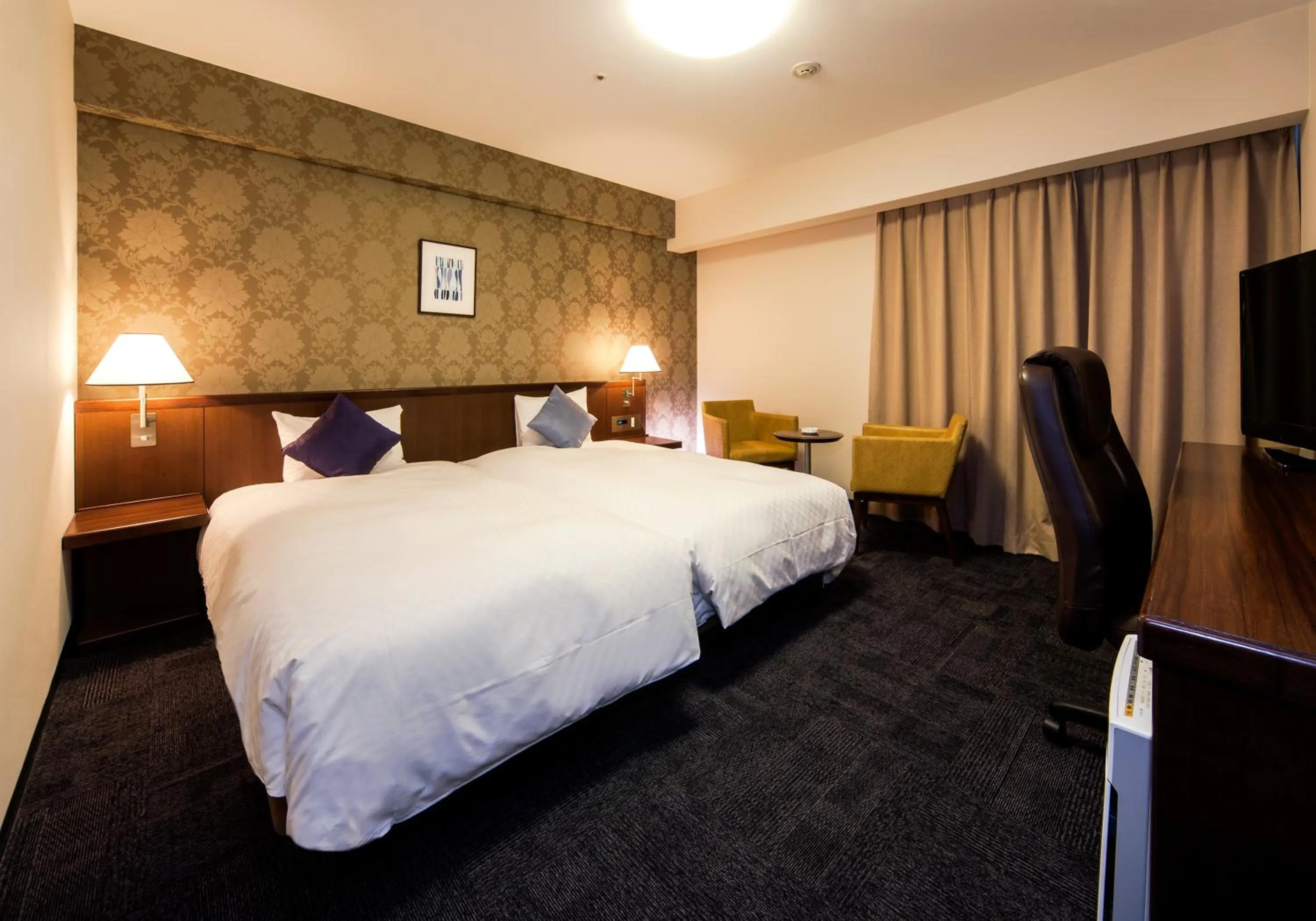 Photo of the whole room, Bed in Daiwa Roynet Hotel Kobe Sannomiya