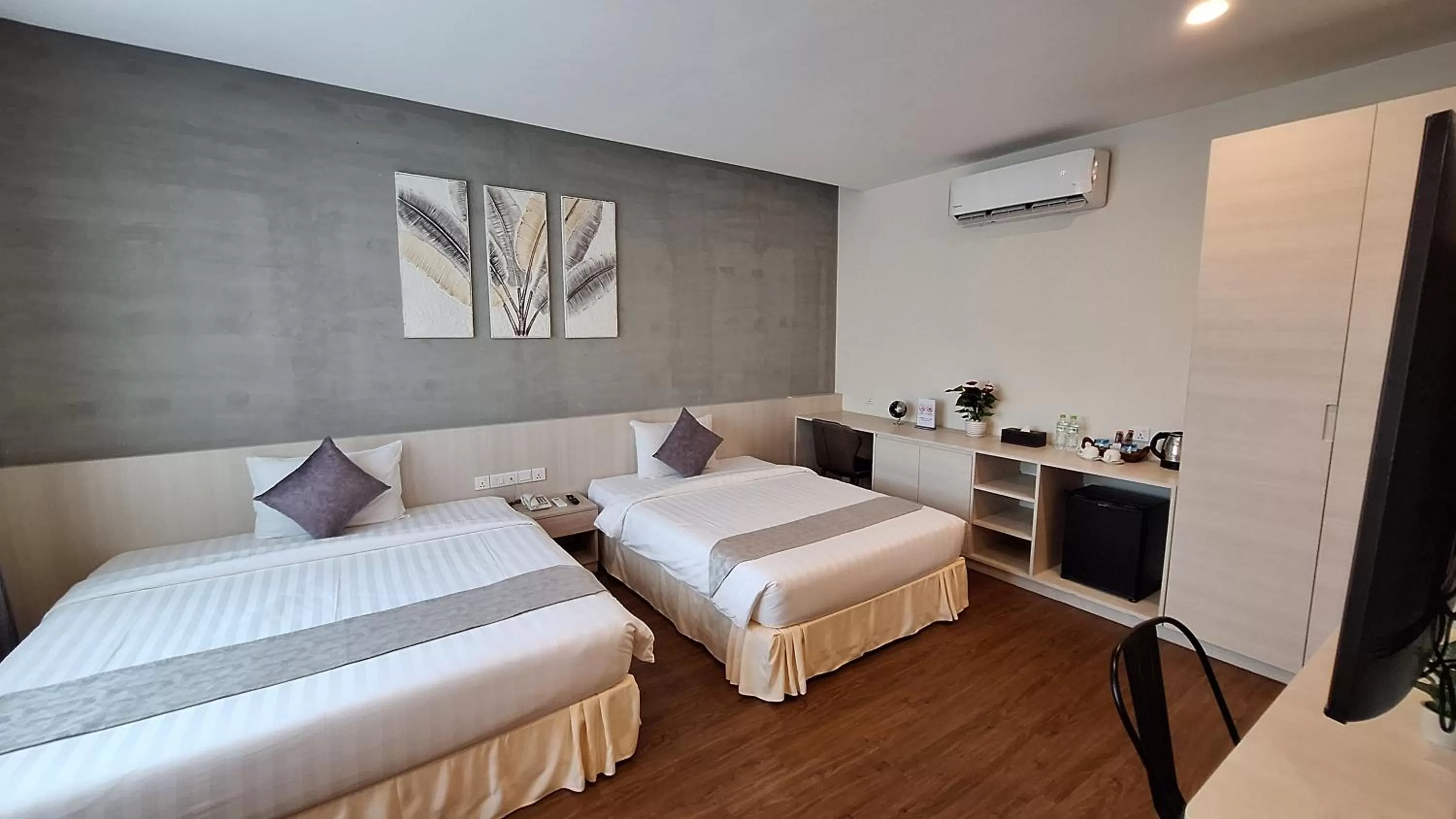 Bedroom, Bed in Joli Hotel