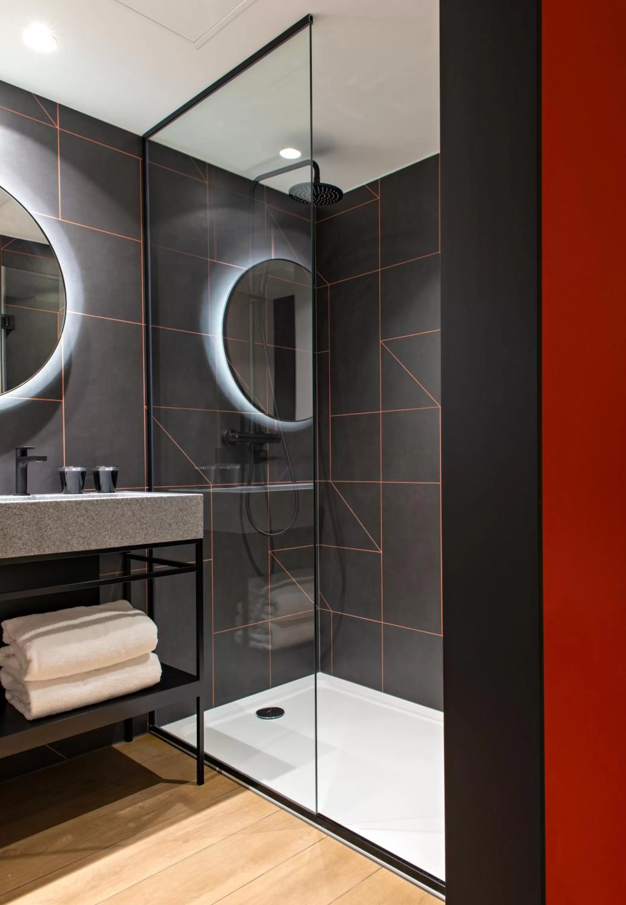 Shower in Hôtel LÉONOR the place to live