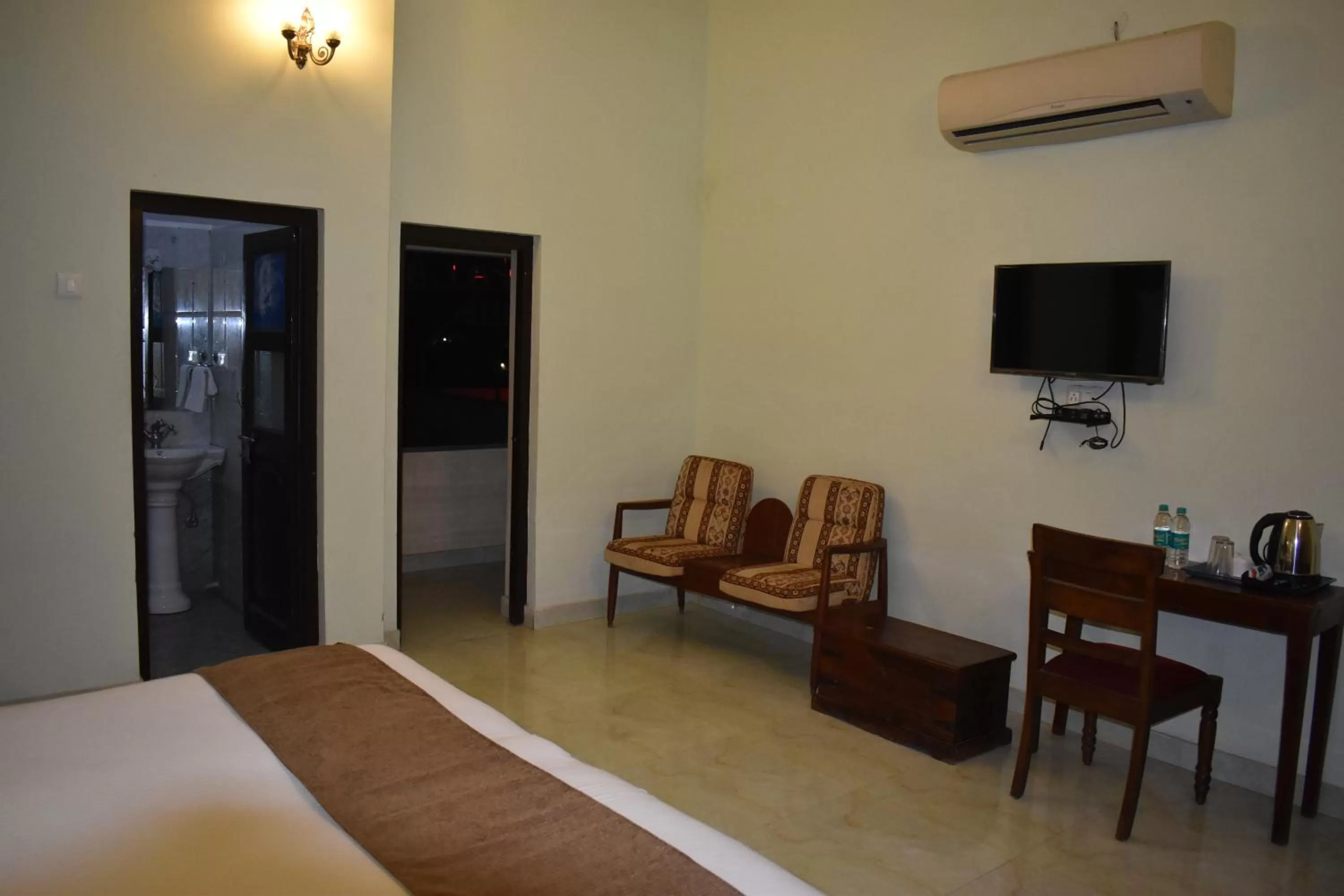 Bedroom, Bed in Hotel Nawal Sagar Palace - Bundi