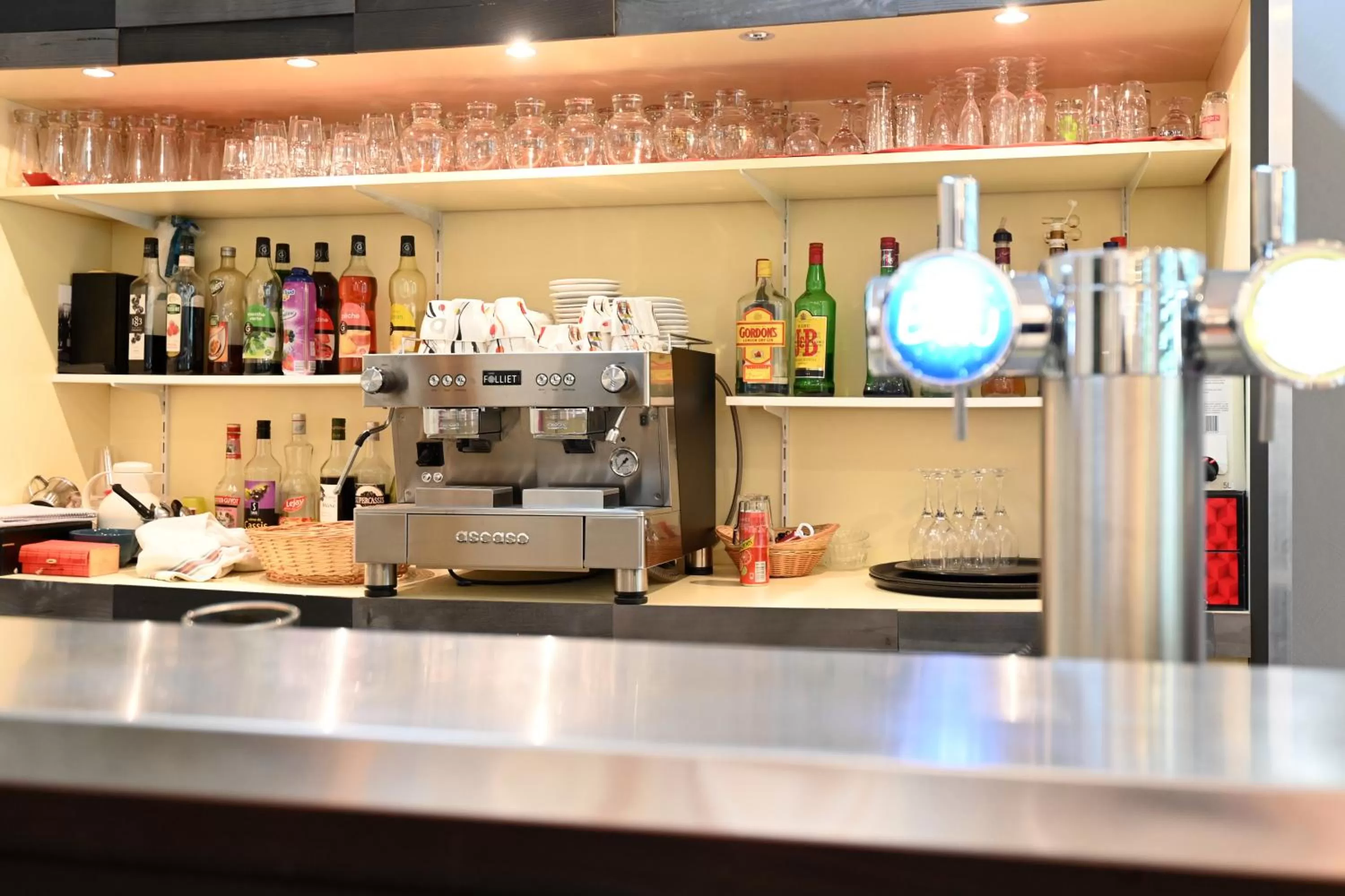 Lounge or bar in Hôtel Le Marintan