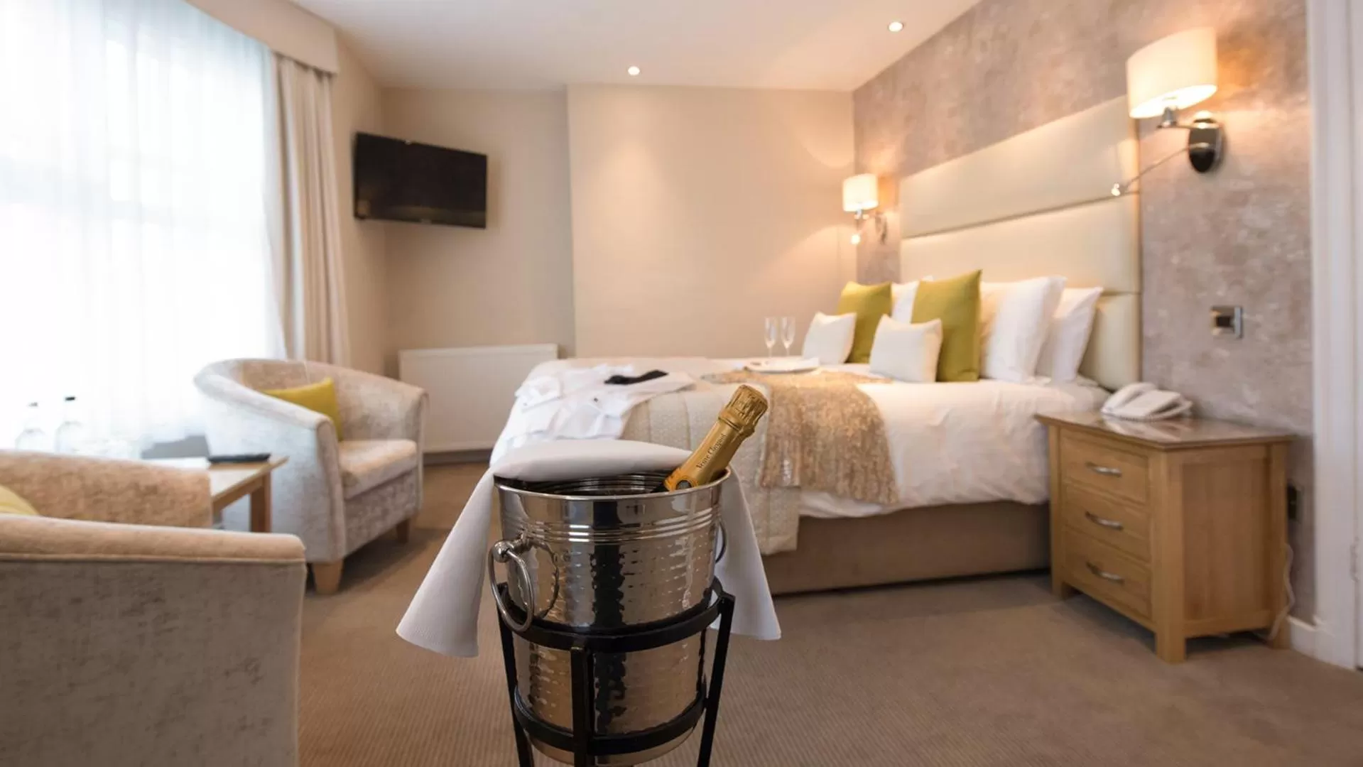 Bedroom, Bed in The Royal & Fortescue Hotel