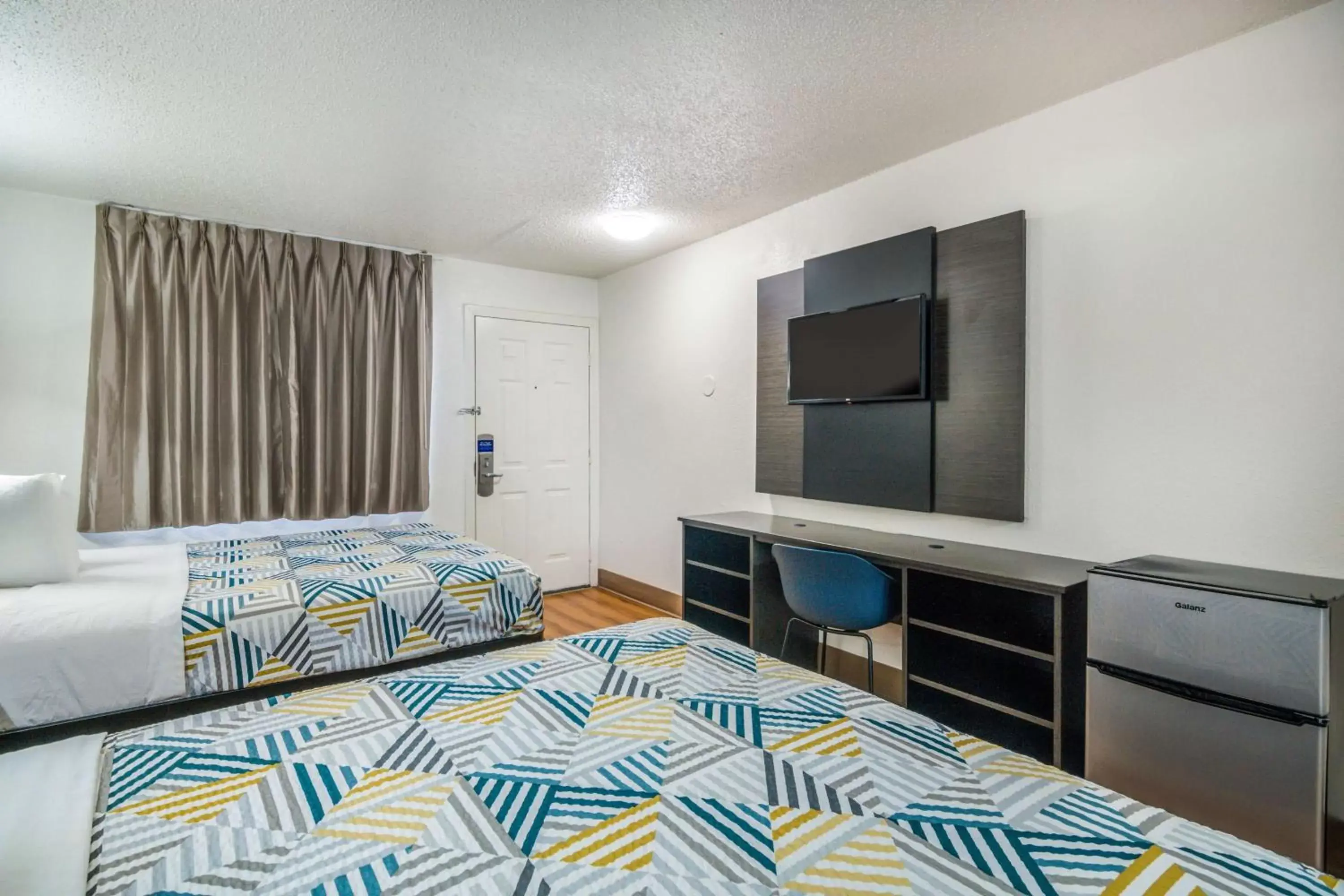 Queen Room with Two Queen Beds - single occupancy in Motel 6-Irving, TX - Dallas Queen Room with Two Queen Beds - single occupancy in Motel 6-Irving, TX - Dallas