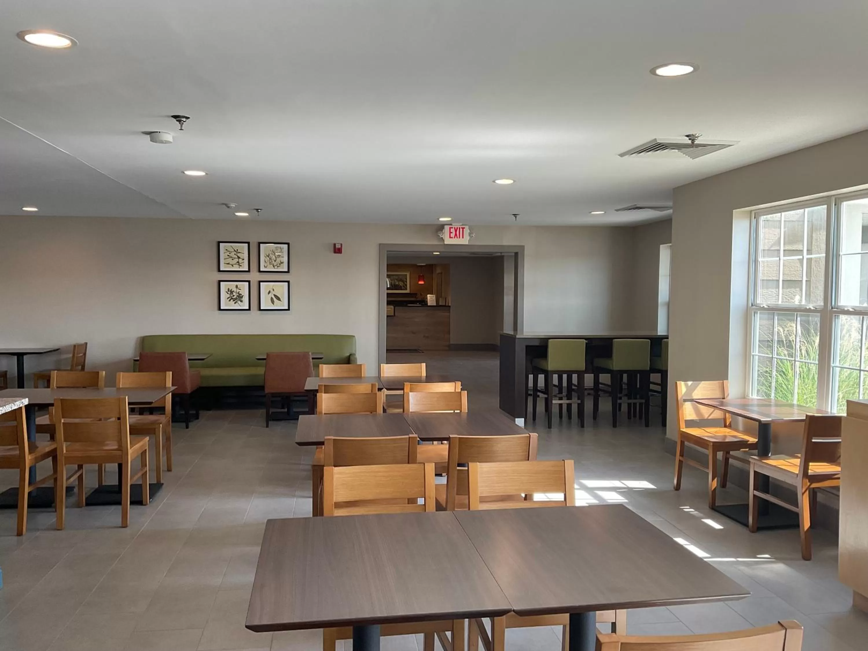 Breakfast in Country Inn & Suites by Radisson, Marion, IL