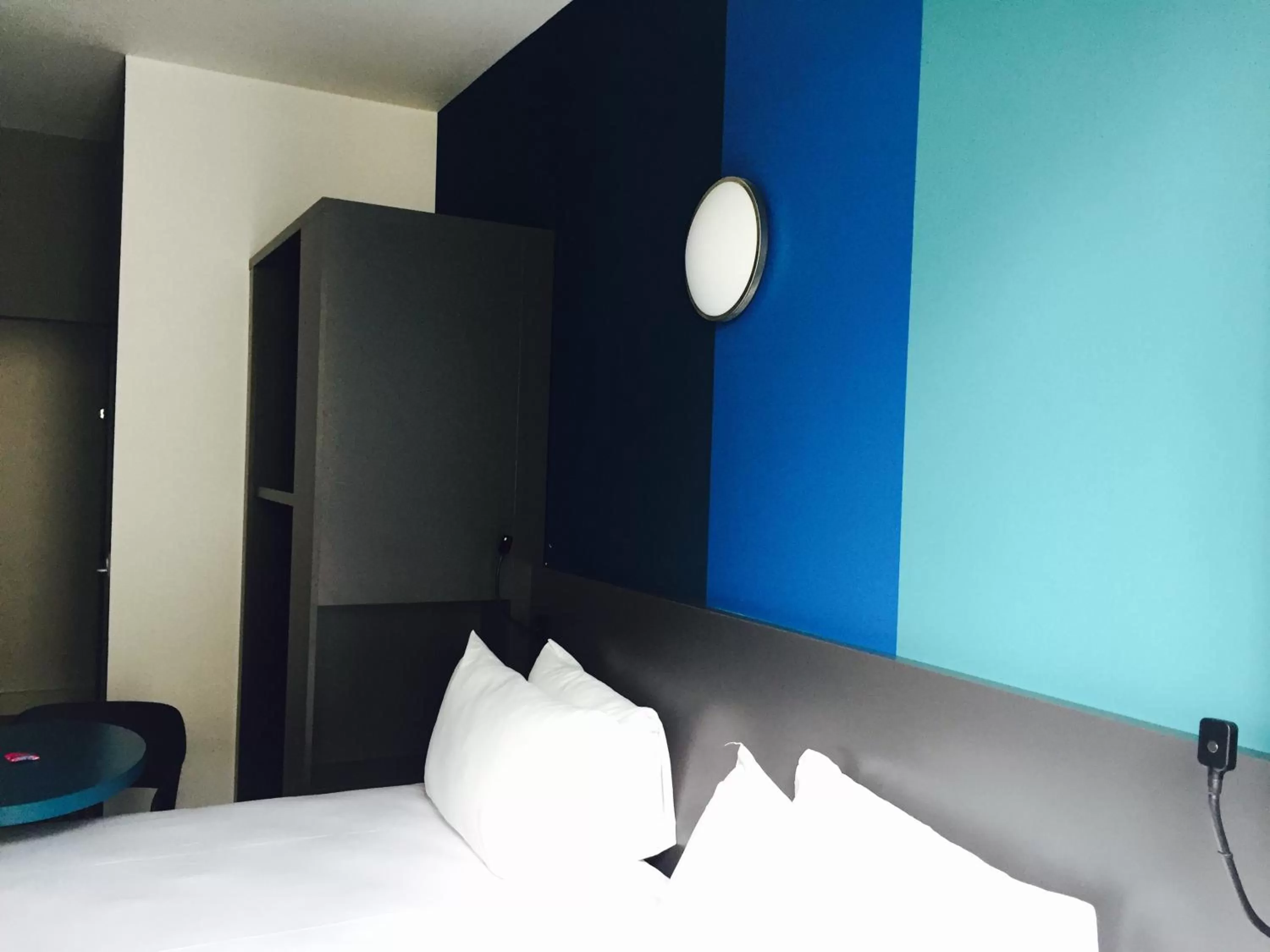 Photo of the whole room, Bed in ibis Styles Marseille Vieux Port