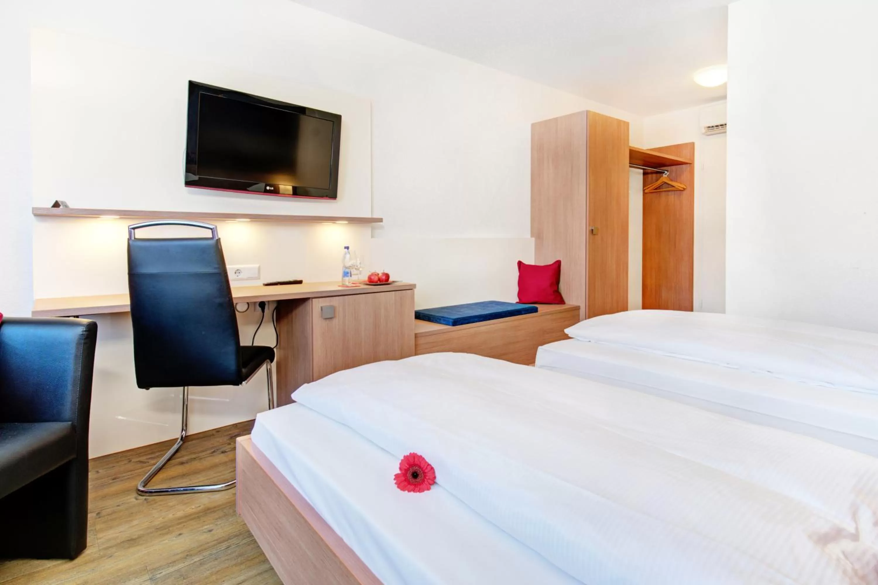 Staff, Bed in Ambassador TheContinents