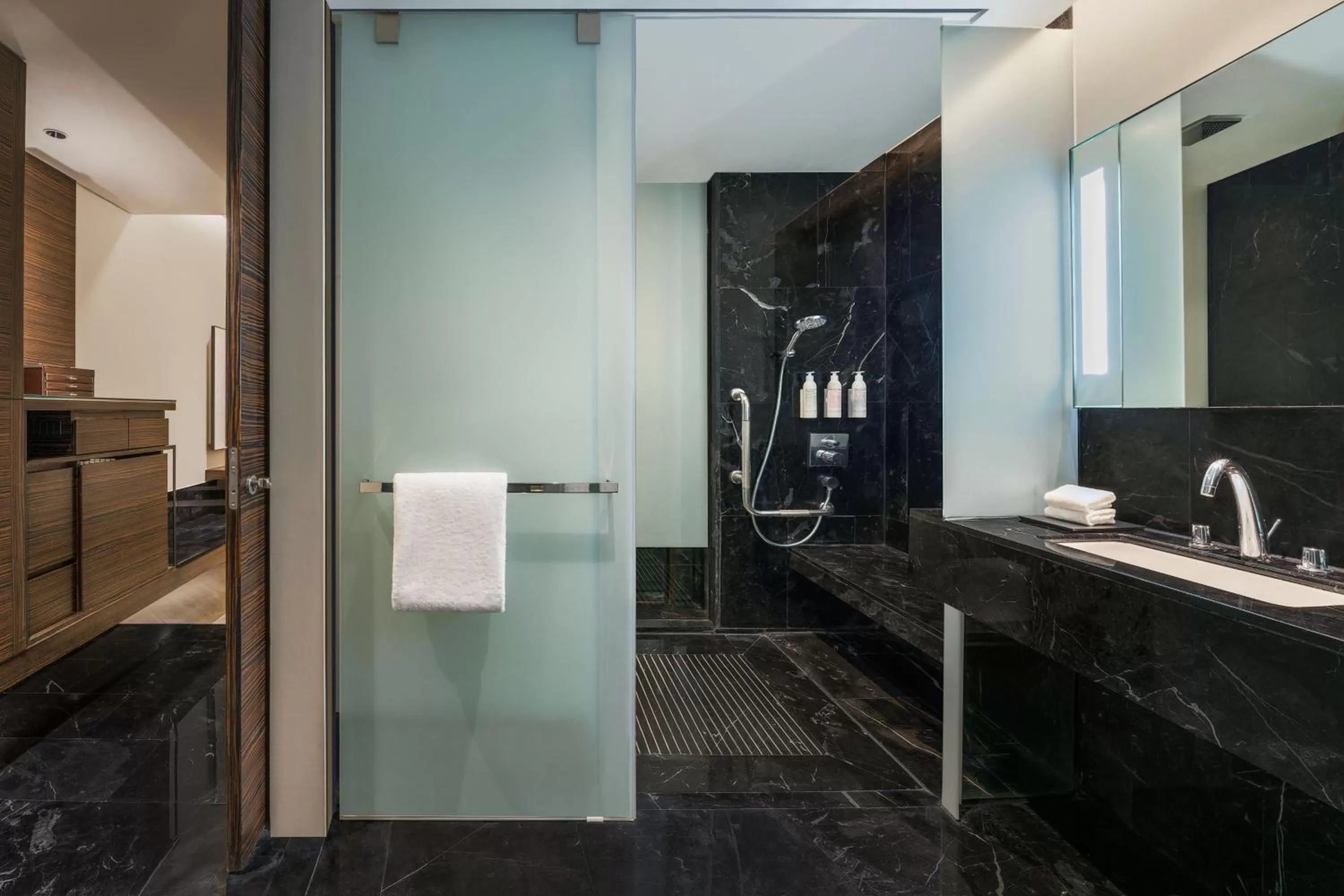 Photo of the whole room in Le Meridien Bangkok