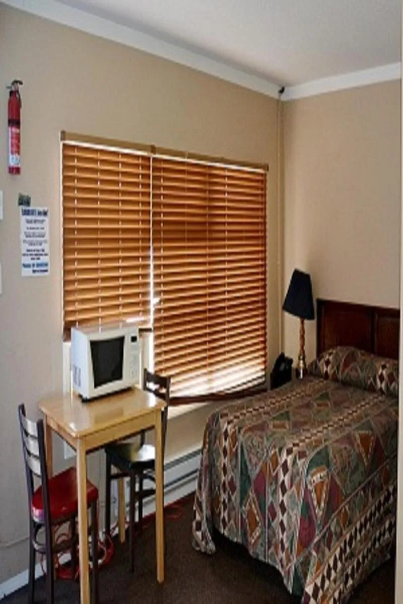 Bed in Bluebird Motel