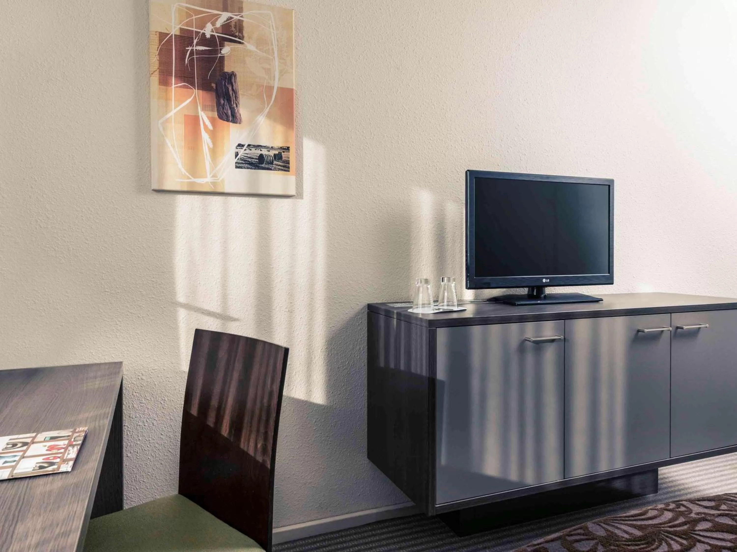 Photo of the whole room, TV/Entertainment Center in Mercure Düsseldorf Airport