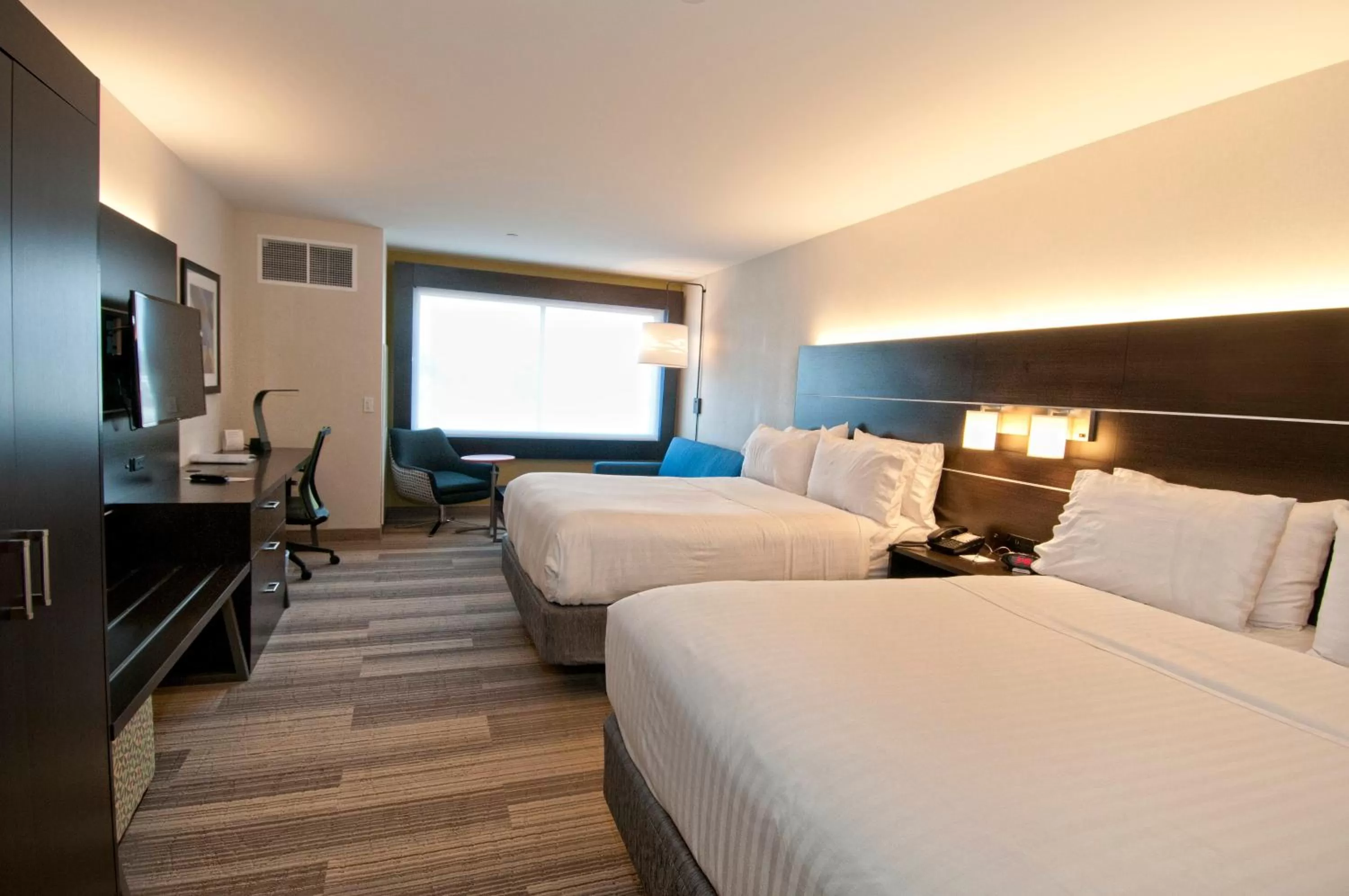 Photo of the whole room, Bed in Holiday Inn Express & Suites Johnstown by IHG