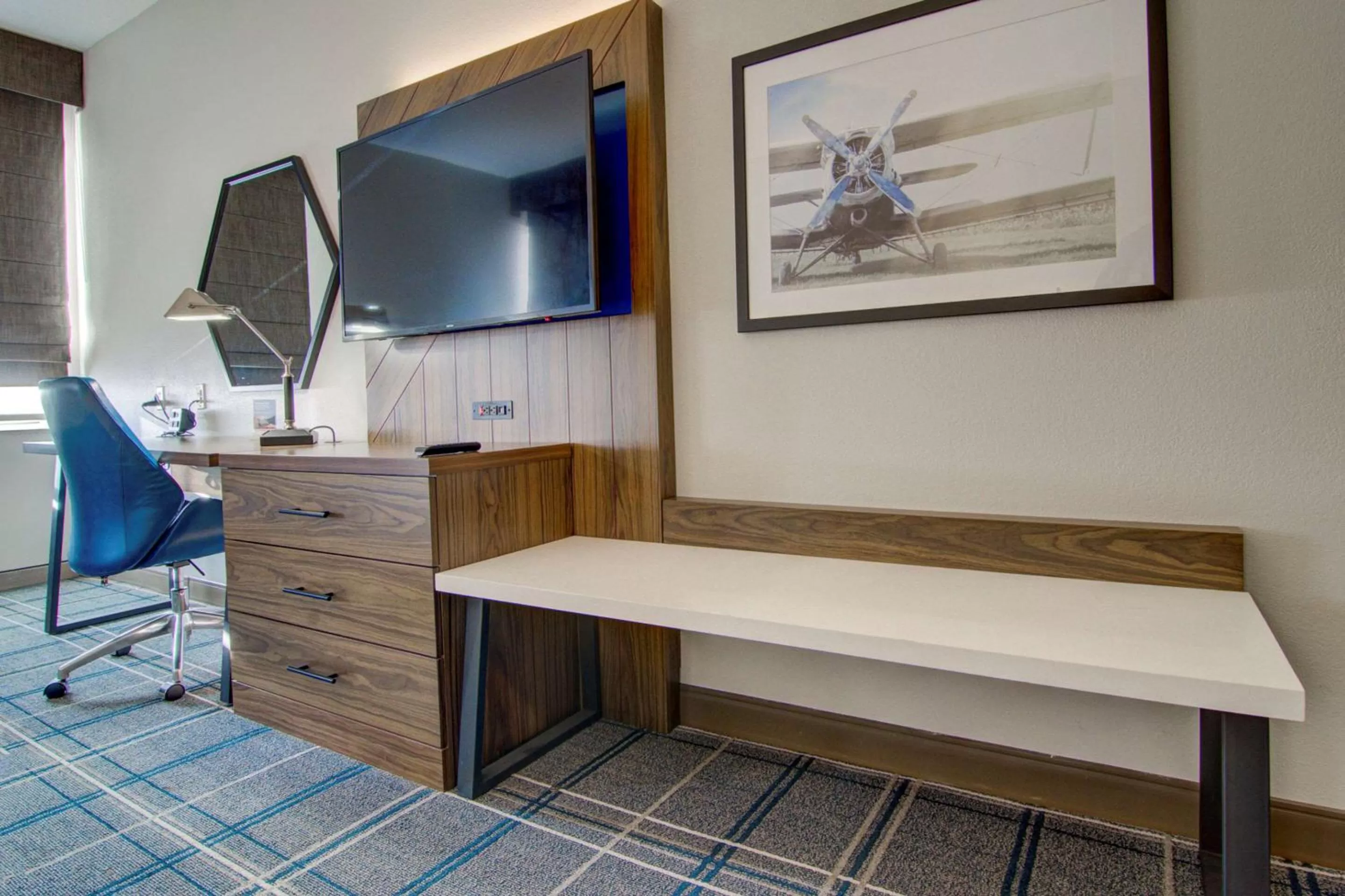 Bedroom in Comfort Suites Newport News Airport