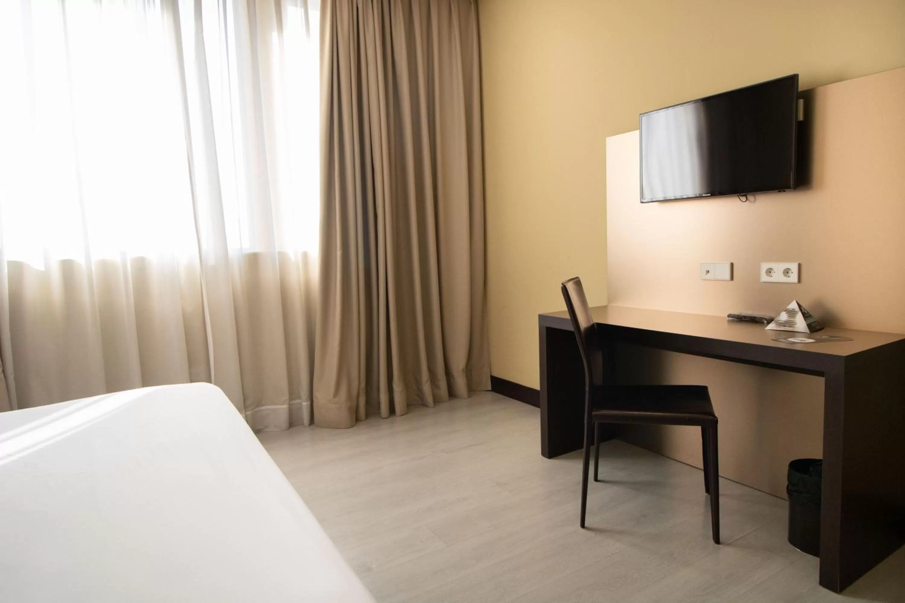 Seating area, Bed in Alda Route 42