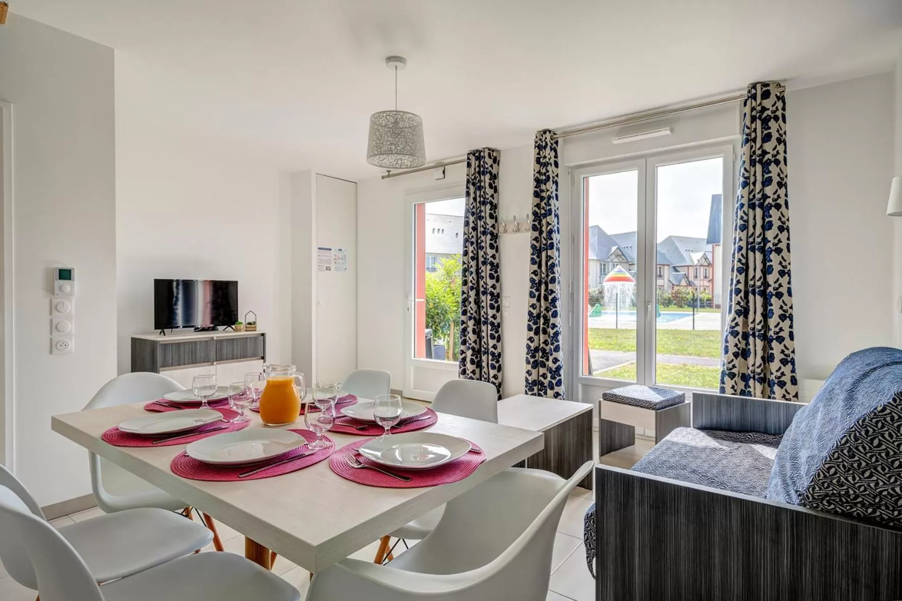 Communal lounge/ TV room in Résidence Goélia Le Victoria