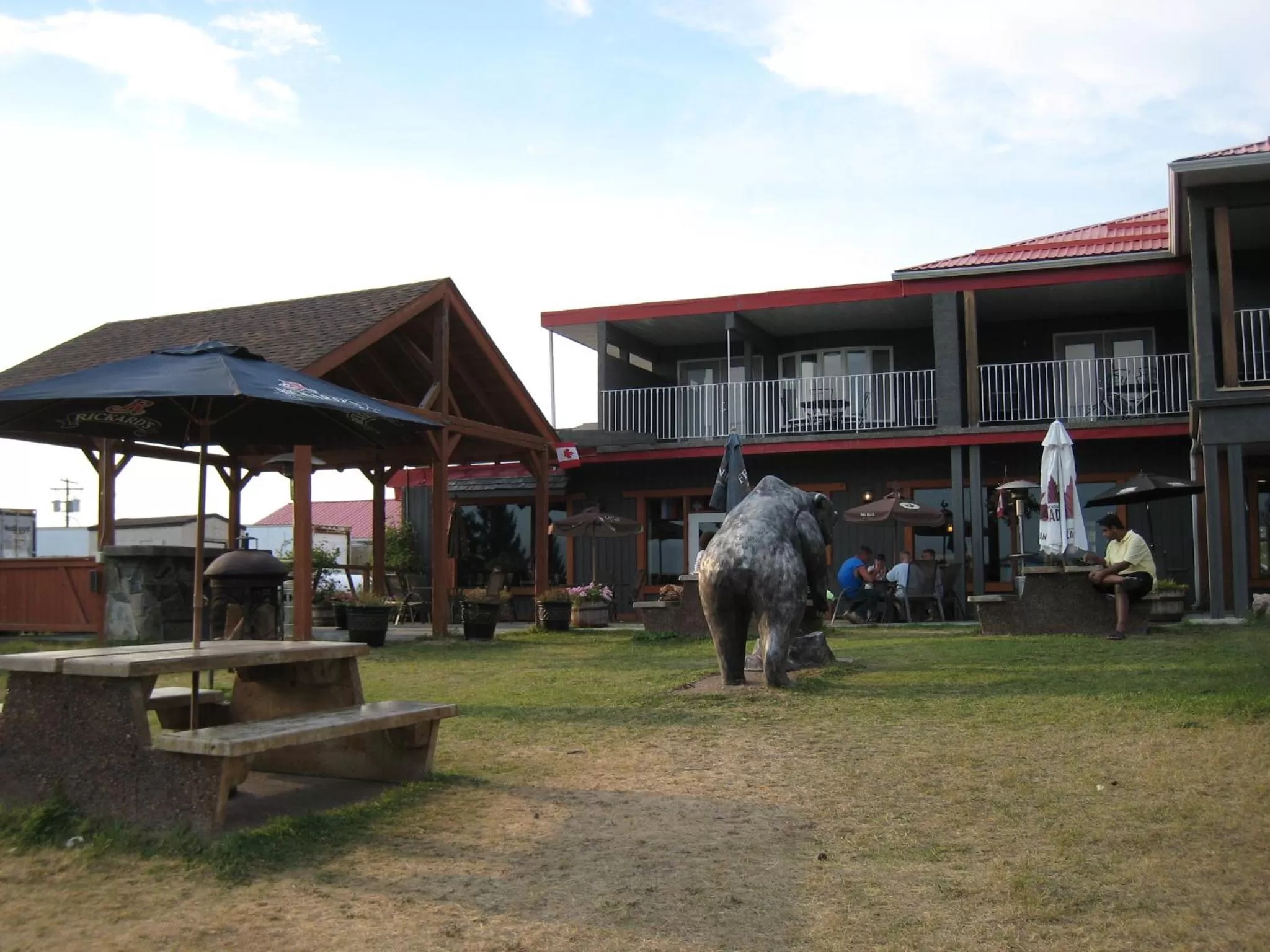Facade/entrance in Days Inn by Wyndham Golden