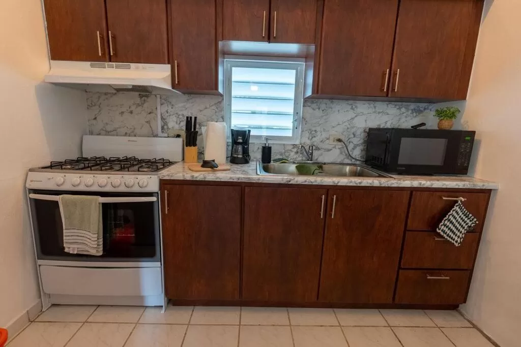 Kitchen/Kitchenette in El Flamingo Beach Club