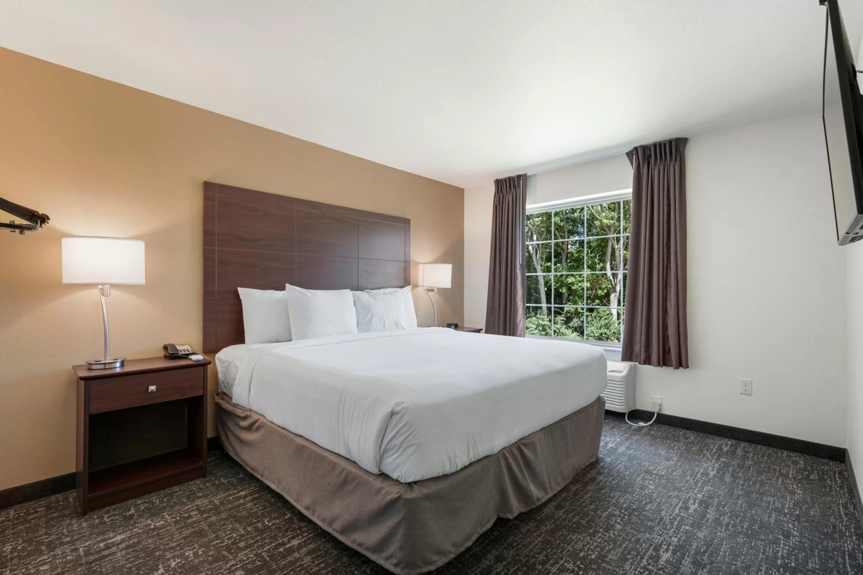 Bed in Cobblestone Hotel & Suites - Urbana