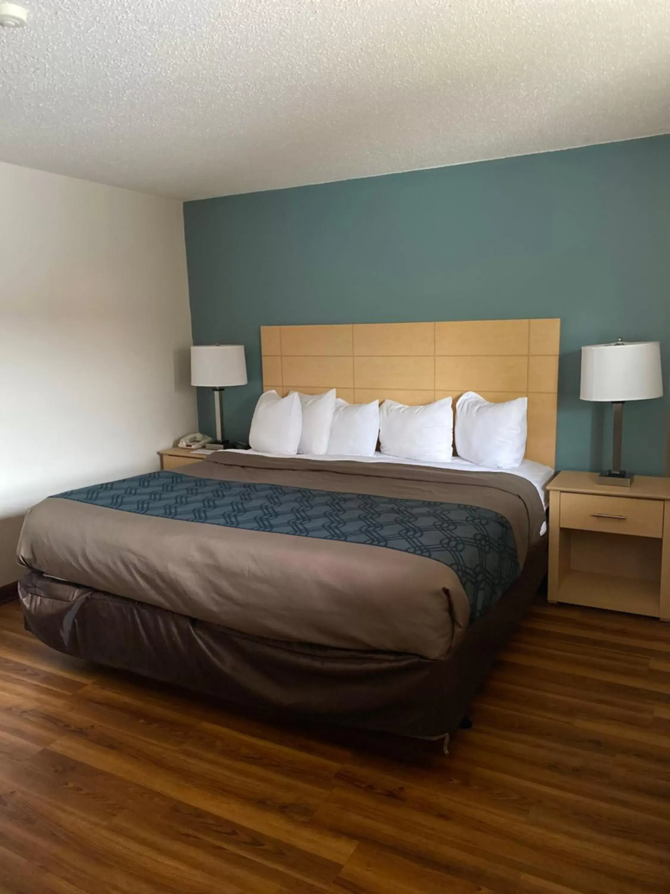 Standard King Room - Non-Smoking in Econo Lodge at the Falls North Standard King Room - Non-Smoking in Econo Lodge at the Falls North