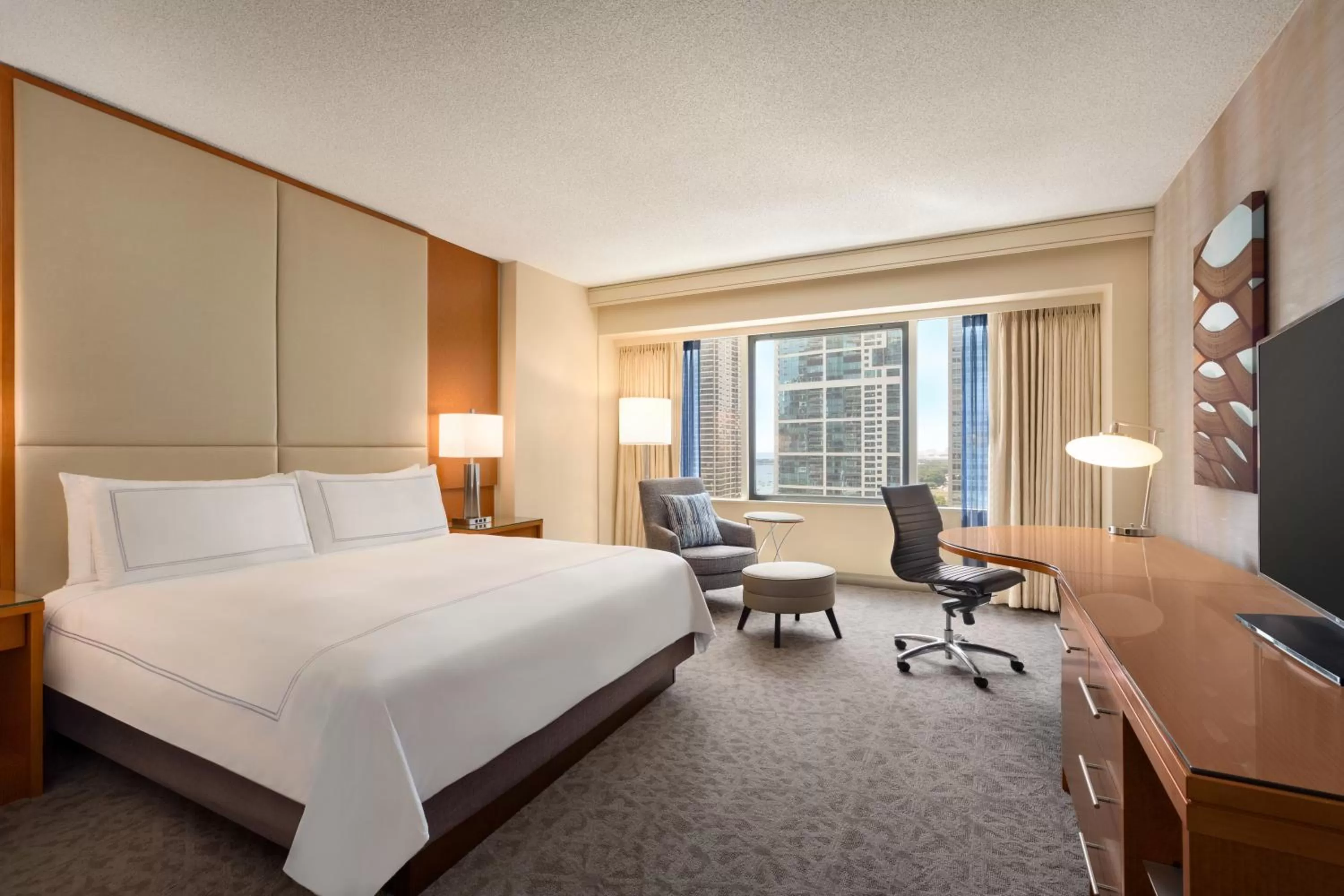 Photo of the whole room, Bed in Swissotel Chicago