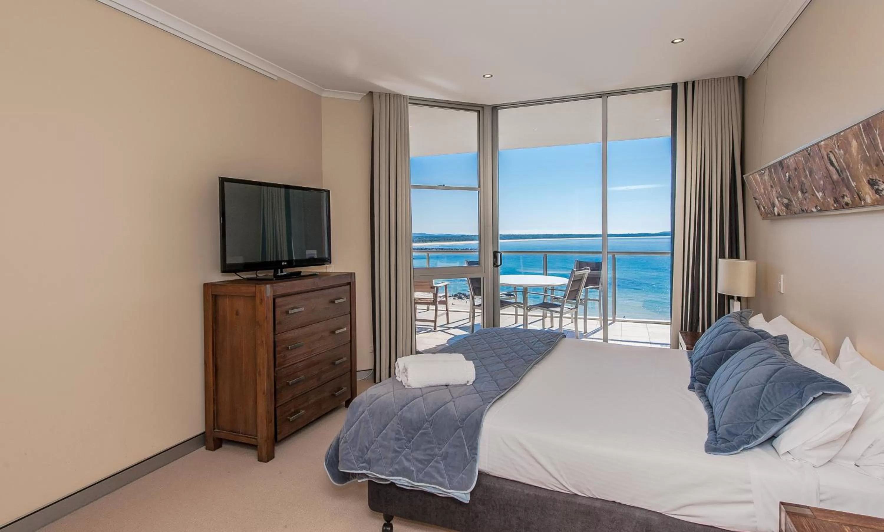 Balcony/Terrace, Bed in Sandcastle Apartments
