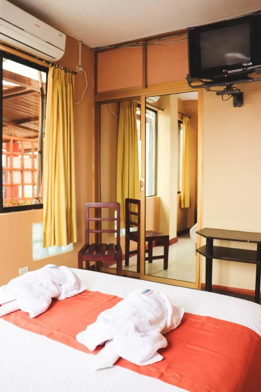 TV/Entertainment Center in Hostal Carliza