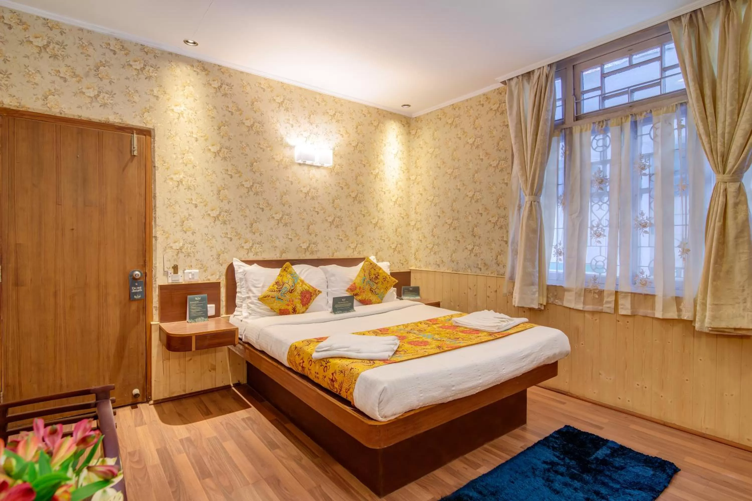 Bedroom, Bed in Muscatel Spring Burn - 100 Mts from Mall Road