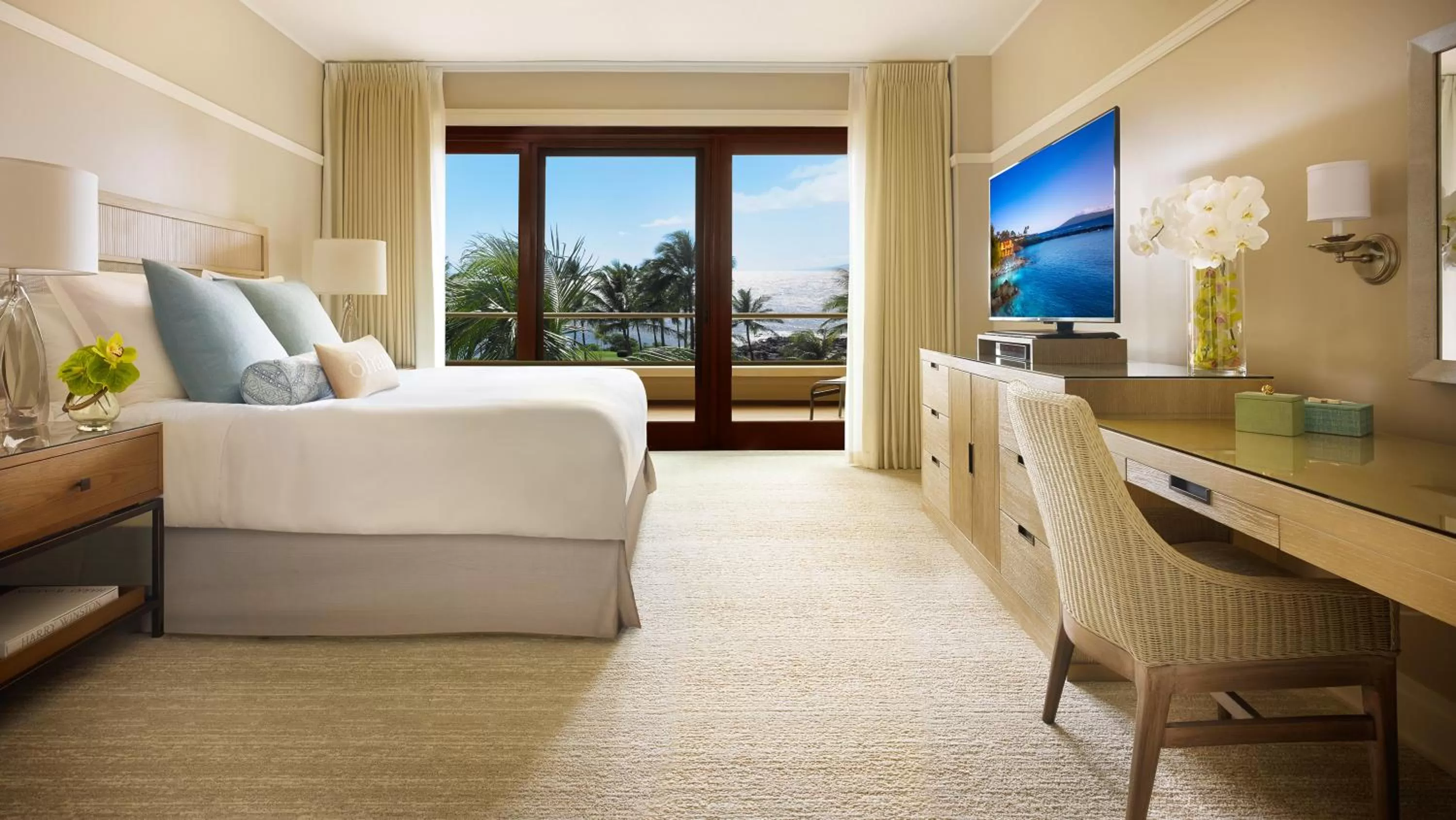 Bedroom, Bed in Montage Kapalua Bay