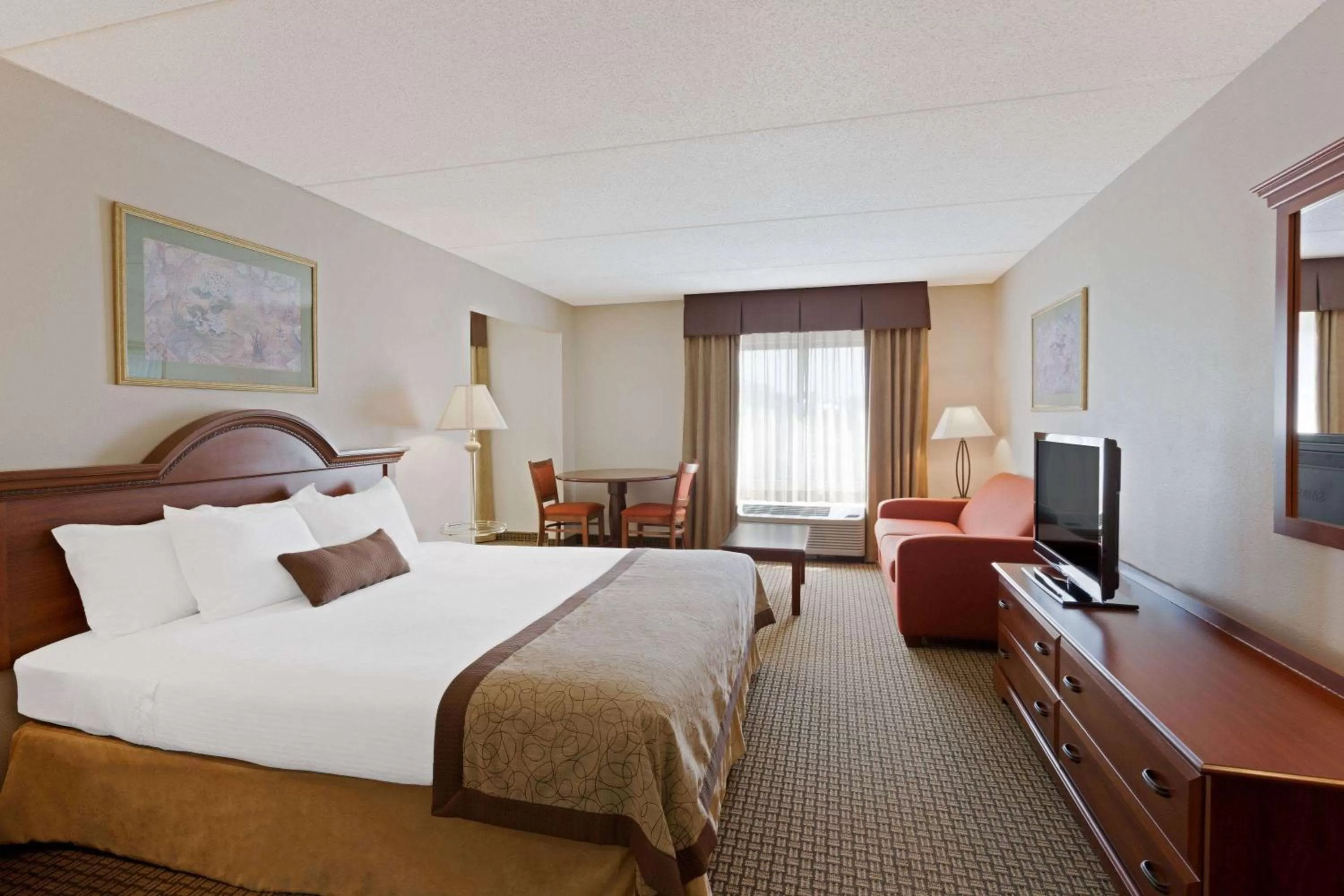 Photo of the whole room, Bed in Wingate by Wyndham Charlotte Airport