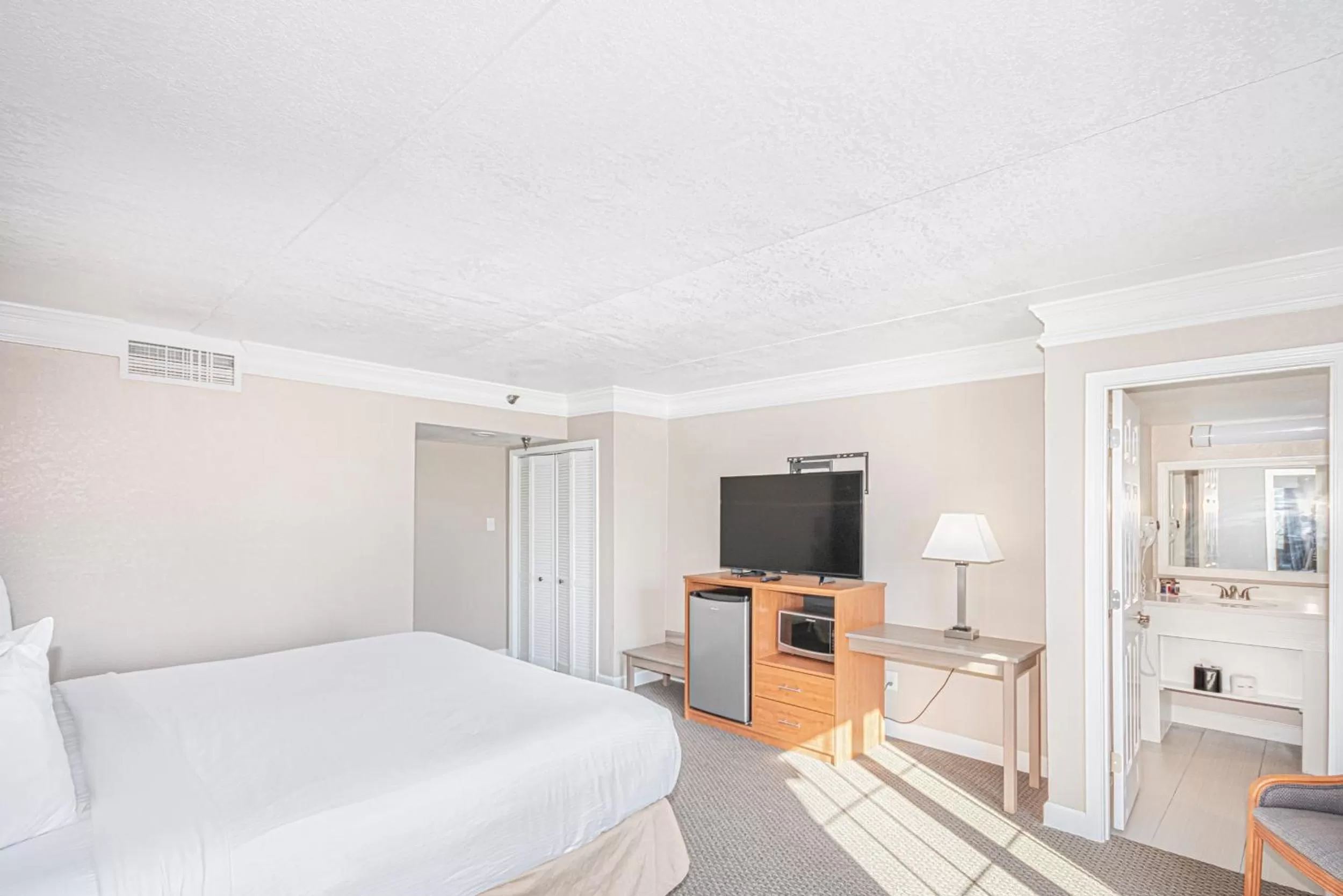 Communal lounge/ TV room in Casa Bella Inn & Suites Extended Stay