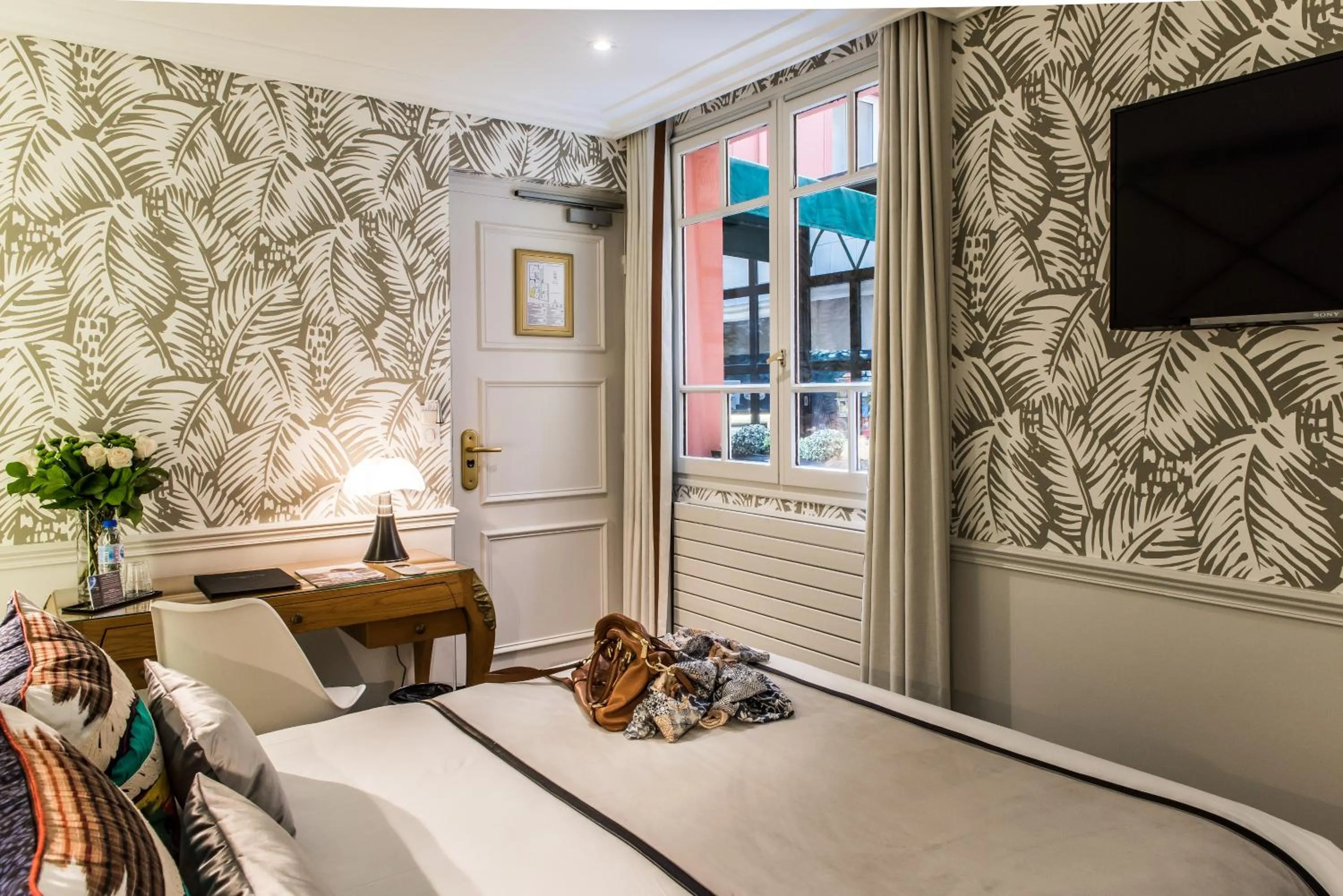 Bedroom, Bed in Hôtel Jardin Le Bréa