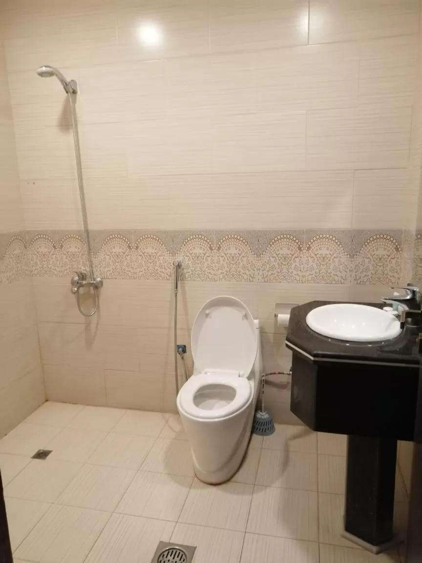 Shower, Bathroom in Drr Ramah Hotel Apartments 10