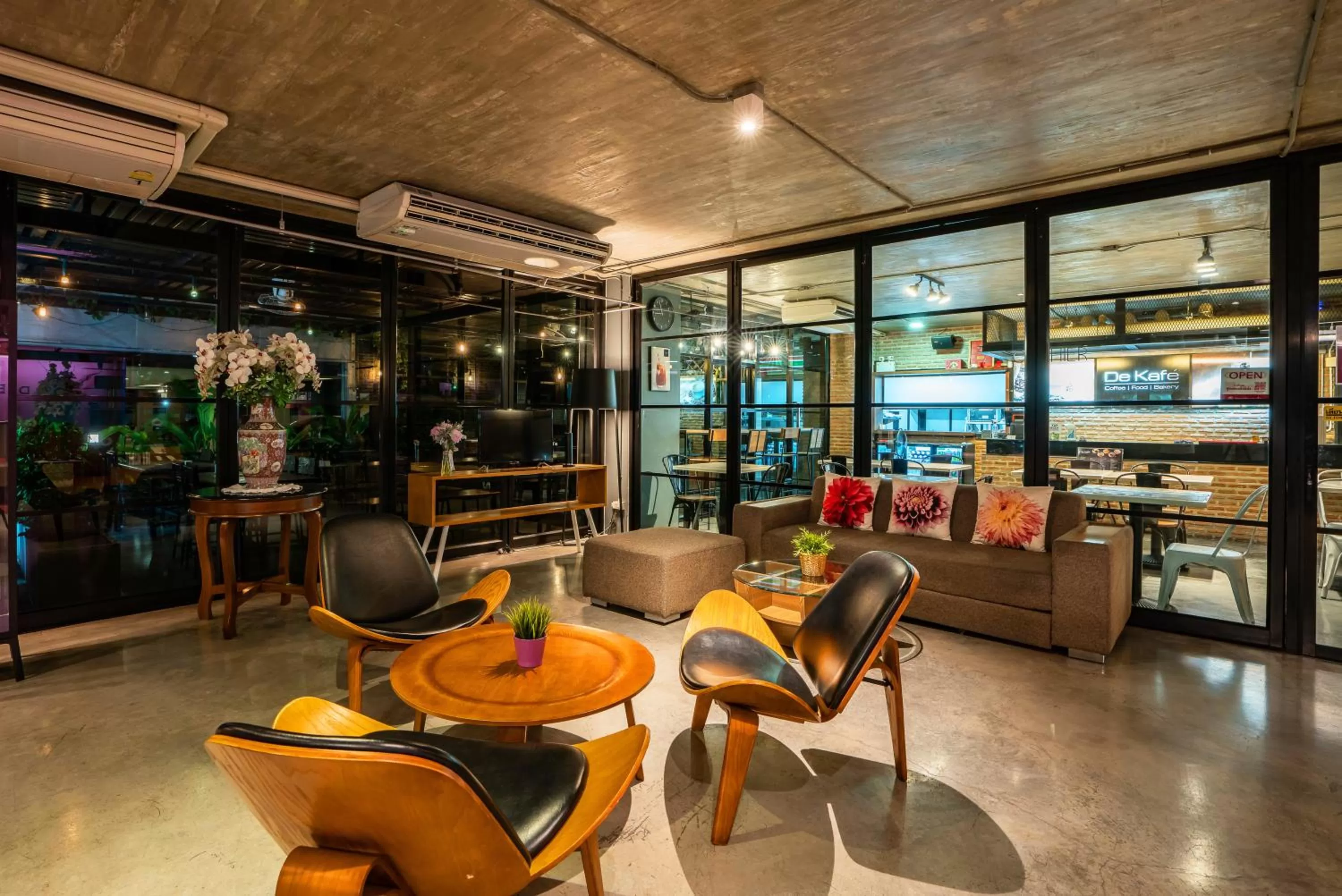 Lobby or reception in De Botan Srinakarin Hotel & Residence